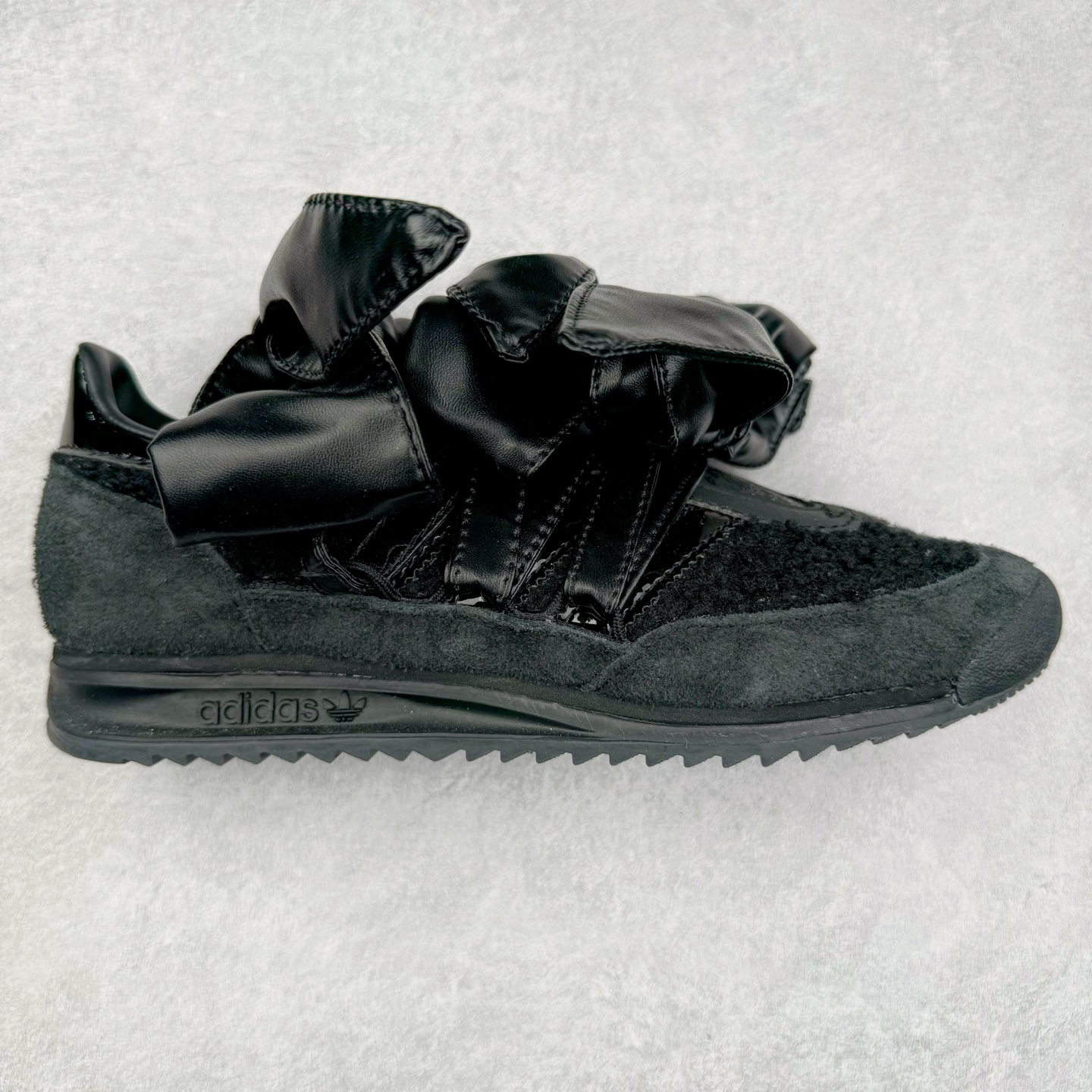 ＃纯原 AD Wmns SL72 OG 系列德训足球风百搭低帮休闲运动板鞋 JH7342 采用高弹EVA+MODEL+RB三层组合底 区别市面RB一体大底 三层组合鞋底重量与原鞋一致 Originals 将有「T 头鞋」造型的诞生于 1972 年的 SL72 鞋款复刻带回 各位买鞋又有新选择了 1972 年 SL72 问世后 引领了后来阿迪达斯的跑鞋发展方向 其中「SL」代表了 Super Light 彰显了产品轻便的特性 1972 年 SL72 问世后 引领了后来阿迪达斯的跑鞋发展方向 其中「SL」代表了 Super Light 彰显了产品轻便的特性 这次 Originals 延续其轻质经典的基因 带来男女两款 SL72 男生款带来 SL72 RS 鞋型 RS 意为 Reshaped（重塑）鞋款在保留了经典的外观基础上 在尼龙材质里增加了填充物 使鞋型更加挺立和饱满 鞋头则更加圆润 鞋底的 EVA 材质则增加了鞋款的高度 女生款则带来 SL72 OG W 鞋型 OG 顾名思义则是致敬经典款式 相较于 RS（Reshaped）鞋款 鞋身更加纤细 其整体鞋身轮廓、线条、细节、材质上尊崇 70 年代 SL72 的设计 还原经典味道 尺码：36 36⅔ 37⅓ 38 38⅔ 39⅓ 40 40⅔ 41⅓ 42 42⅔ 43⅓ 44 44⅔ 45-选品中心