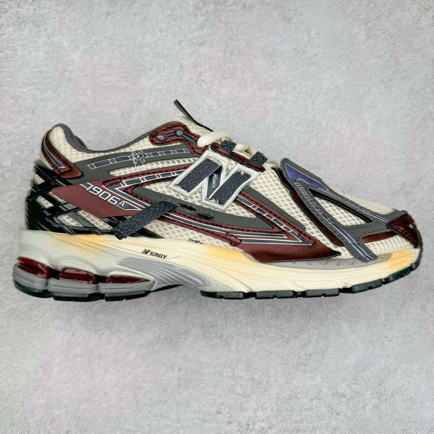 New Balance M1906R NB新百伦系列复古老爹风休闲运动慢跑鞋 采用轻质牛剖革拼接透气网眼衬垫织物鞋面材质 T-Beam大底提供足步弓支撑 保持步态稳定#后跟搭载外露缓震胶 鞋身整体以各种深浅不一的灰色覆盖 鞋头以淡蓝色调装饰，网眼衬垫通过不规律的色块实现做旧的美感 泛黄的鞋底更是进一步增添了复古气息 尺码：36 37 37.5 38 38.5 39.5 40 40.5 41.5 42 42.5 43 44 45-选品中心