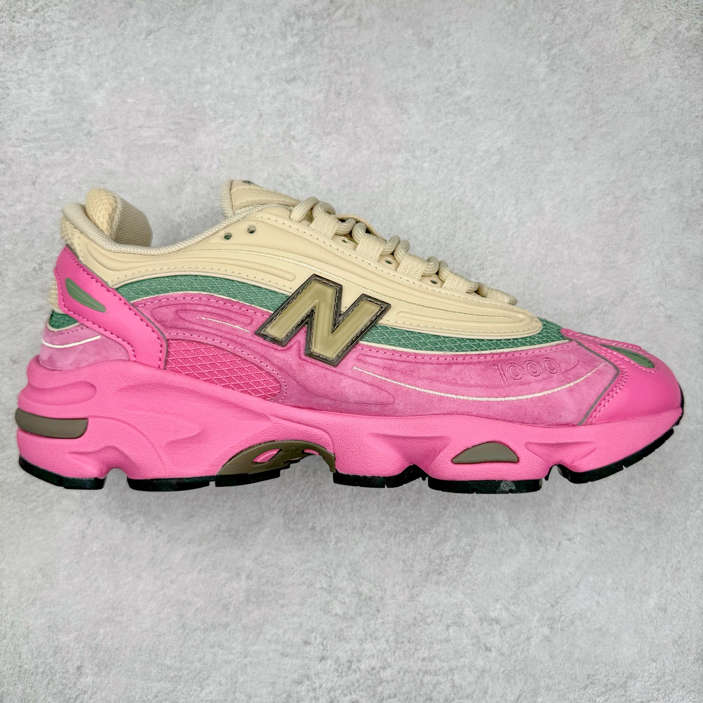 New Balance M1000 NB新百伦系列低帮复古老爹风休闲运动慢跑鞋 据悉，New Balance的复古鞋型M1000系列将在2024年正式回归。而自家美产创意总监Teddy Santis的AIMÉ LEON DORE也将率先推出联名1000撑撑场子，鞋款预计将在今年正式发布。New Balance1000系列作为NB最高端的鞋型，诞生于1999年，一度成为当年的热门鞋型，神似Nike Air Max95，现在看来也是一双符合潮流趋势的复古老爹鞋型。此番Teddy Santis亲自操刀，将丰富的配色和升级材质于复古的1000鞋型结合，鞋身采用米色、绿色和粉色的搭配。\\\”N\\\”字Logo也以全新的设计呈现，以1000标志性的网布和皮革材质打造，带来全新的视觉体验。后续ALD和New Balance1000的联名还将推出纯白配色，具体颜值还要等更多实物图的释出。AIMÉ LEON DORE和New Balance的多次联名一直有着超高的人气，无论是550还是1906R都有着不低的溢价，预计此番颜值不错的全新1000也会有着较高的人气。尺码：36 37 37.5 38 38.5 39.5 40 40.5 41.5 42 42.5 43 44 44.5 45 45.5 46.5-选品中心