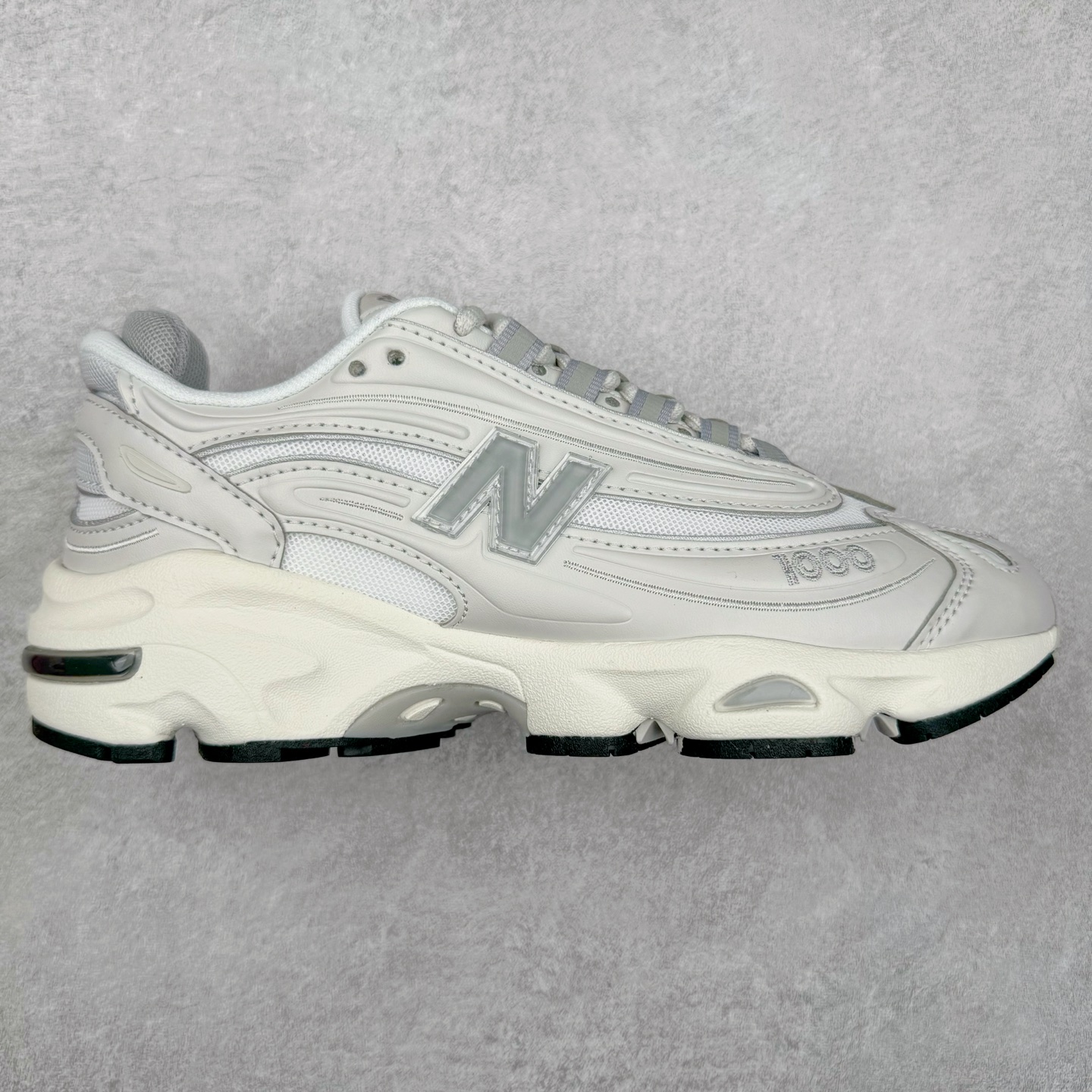 New Balance M1000 NB新百伦系列低帮复古老爹风休闲运动慢跑鞋 据悉，New Balance的复古鞋型M1000系列将在2024年正式回归。而自家美产创意总监Teddy Santis的AIMÉ LEON DORE也将率先推出联名1000撑撑场子，鞋款预计将在今年正式发布。New Balance1000系列作为NB最高端的鞋型，诞生于1999年，一度成为当年的热门鞋型，神似Nike Air Max95，现在看来也是一双符合潮流趋势的复古老爹鞋型。此番Teddy Santis亲自操刀，将丰富的配色和升级材质于复古的1000鞋型结合，鞋身采用米色、绿色和粉色的搭配。\\\”N\\\”字Logo也以全新的设计呈现，以1000标志性的网布和皮革材质打造，带来全新的视觉体验。后续ALD和New Balance1000的联名还将推出纯白配色，具体颜值还要等更多实物图的释出。AIMÉ LEON DORE和New Balance的多次联名一直有着超高的人气，无论是550还是1906R都有着不低的溢价，预计此番颜值不错的全新1000也会有着较高的人气。尺码：36 37 37.5 38 38.5 39.5 40 40.5 41.5 42 42.5 43 44 44.5 45 45.5 46.5-选品中心