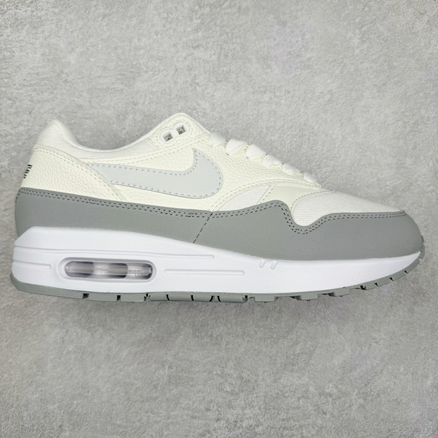 NK Air Max 1 初代复古气垫慢跑鞋 HF7346-200 由Tinker Hatfeld和Mark Parker在1987年设计 灵感来自于巴黎蓬皮杜中心 在参观了蓬皮杜中心之后提出了Air Max的标志性开窗可视气垫的理念 并将其实际开发成功 是NK史上第一双可视气垫跑鞋 凭借着Air Max气垫带来的舒适脚感和鞋面面料上的不断精进才使得Air Max 1在现如今都是复古慢跑鞋的首选 深厚的历史渊源 独特的流线形设计 极为复古的外观使得它深受鞋迷的喜爱 尺码：36 36.5 37.5 38 38.5 39 40 40.5 41 42 42.5 43 44 44.5 45-选品中心