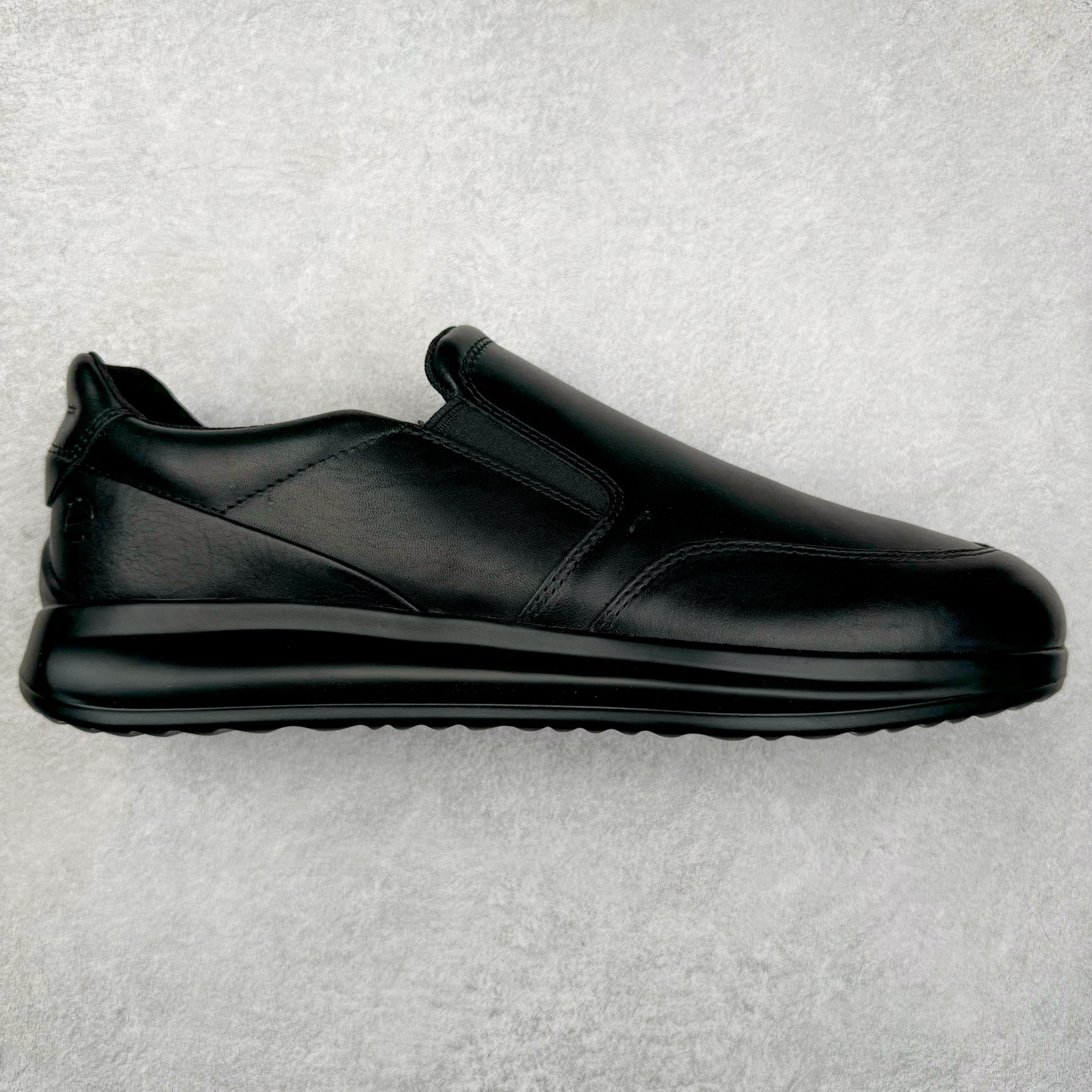 Ecco爱步男鞋新款运动鞋 跑鞋厚底增高老爹鞋 驱动系列全新款式 拼色拼接鞋面 时尚有型 牛皮与纺织品拼接 脚感舒适 出街有型 贴心套脚系带设计 舒适包裹双足 柔软细腻，亲肤透气 以摩托车粗犷胎纹为灵感 PU大底提供牵引性和支撑性 耐磨防滑提升稳定性 轻盈鞋底 舒适耐穿 户外出行 肆意洒脱 尺码：38 39 40 41 42 43 44（皮鞋码）-选品中心