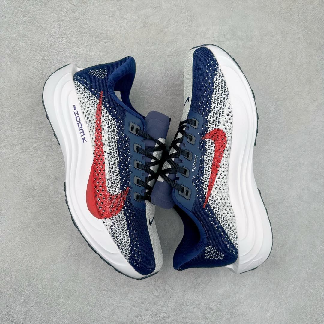 图片[3]-NK Zoom Pegasus Plus 超级飞马涡轮增压马拉松慢跑鞋 FQ7262 在设计上延续了原版鞋款的经典风格，向 Pegasus Turbo 致敬。鞋面采用 Flyknit 材质，巧妙地在不同区域实现紧密与松散的编织结合。标志性的尼龙中部条纹与原版 Turbo 设计呼应。原有的 Flywire 被内部毡织带替代。鞋领的衬垫和鞋跟支撑则为鞋面增添了完善的细节。与以往的 Turbo 型号采用双层泡沫不同，Pegasus Plus 使用了一体式 ZoomX 中底。鞋跟厚度为 35 毫米，前掌为 25 毫米，形成 10 毫米的落差，外底覆盖了大量橡胶，而 ZoomX 外露的部分也十分显眼。尺码：36 36.5 37.5 38 38.5 39 40 40.5 41 42 42.5 43 44 44.5 45-选品中心