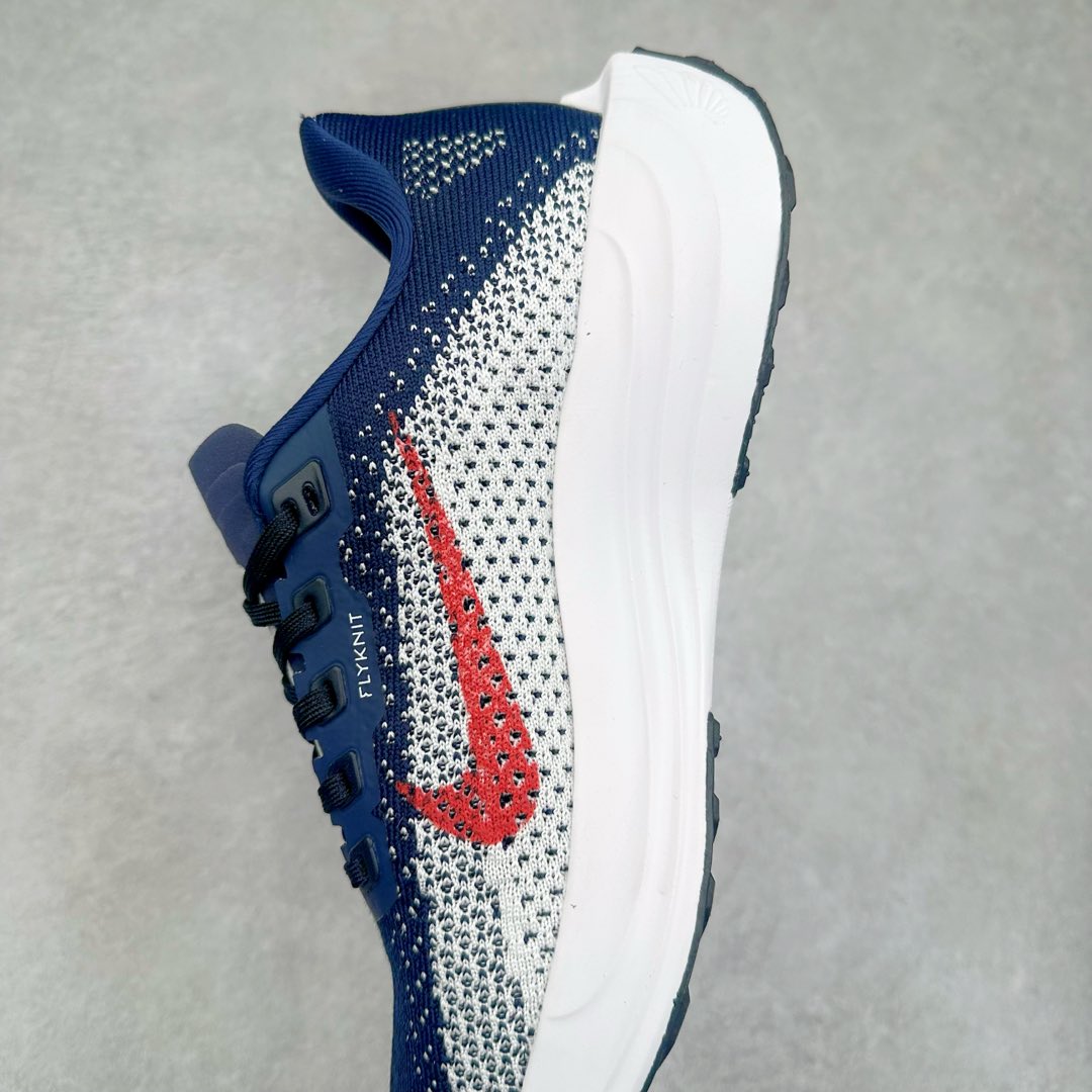 图片[7]-NK Zoom Pegasus Plus 超级飞马涡轮增压马拉松慢跑鞋 FQ7262 在设计上延续了原版鞋款的经典风格，向 Pegasus Turbo 致敬。鞋面采用 Flyknit 材质，巧妙地在不同区域实现紧密与松散的编织结合。标志性的尼龙中部条纹与原版 Turbo 设计呼应。原有的 Flywire 被内部毡织带替代。鞋领的衬垫和鞋跟支撑则为鞋面增添了完善的细节。与以往的 Turbo 型号采用双层泡沫不同，Pegasus Plus 使用了一体式 ZoomX 中底。鞋跟厚度为 35 毫米，前掌为 25 毫米，形成 10 毫米的落差，外底覆盖了大量橡胶，而 ZoomX 外露的部分也十分显眼。尺码：36 36.5 37.5 38 38.5 39 40 40.5 41 42 42.5 43 44 44.5 45-选品中心
