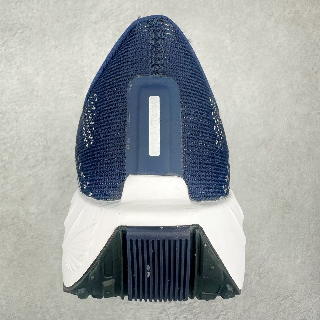 图片[8]-NK Zoom Pegasus Plus 超级飞马涡轮增压马拉松慢跑鞋 FQ7262 在设计上延续了原版鞋款的经典风格，向 Pegasus Turbo 致敬。鞋面采用 Flyknit 材质，巧妙地在不同区域实现紧密与松散的编织结合。标志性的尼龙中部条纹与原版 Turbo 设计呼应。原有的 Flywire 被内部毡织带替代。鞋领的衬垫和鞋跟支撑则为鞋面增添了完善的细节。与以往的 Turbo 型号采用双层泡沫不同，Pegasus Plus 使用了一体式 ZoomX 中底。鞋跟厚度为 35 毫米，前掌为 25 毫米，形成 10 毫米的落差，外底覆盖了大量橡胶，而 ZoomX 外露的部分也十分显眼。尺码：36 36.5 37.5 38 38.5 39 40 40.5 41 42 42.5 43 44 44.5 45-选品中心