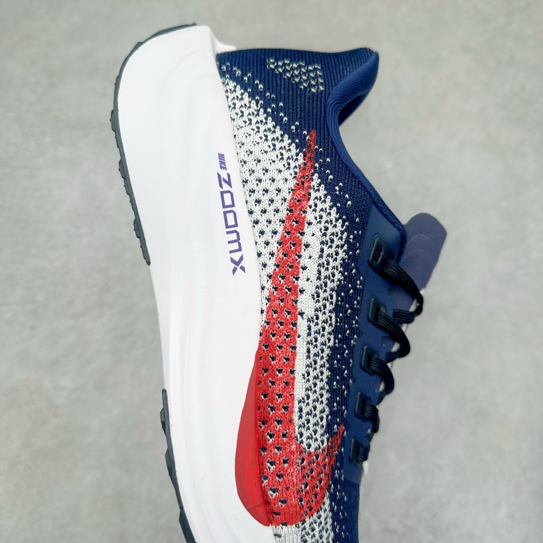 图片[6]-NK Zoom Pegasus Plus 超级飞马涡轮增压马拉松慢跑鞋 FQ7262 在设计上延续了原版鞋款的经典风格，向 Pegasus Turbo 致敬。鞋面采用 Flyknit 材质，巧妙地在不同区域实现紧密与松散的编织结合。标志性的尼龙中部条纹与原版 Turbo 设计呼应。原有的 Flywire 被内部毡织带替代。鞋领的衬垫和鞋跟支撑则为鞋面增添了完善的细节。与以往的 Turbo 型号采用双层泡沫不同，Pegasus Plus 使用了一体式 ZoomX 中底。鞋跟厚度为 35 毫米，前掌为 25 毫米，形成 10 毫米的落差，外底覆盖了大量橡胶，而 ZoomX 外露的部分也十分显眼。尺码：36 36.5 37.5 38 38.5 39 40 40.5 41 42 42.5 43 44 44.5 45-选品中心