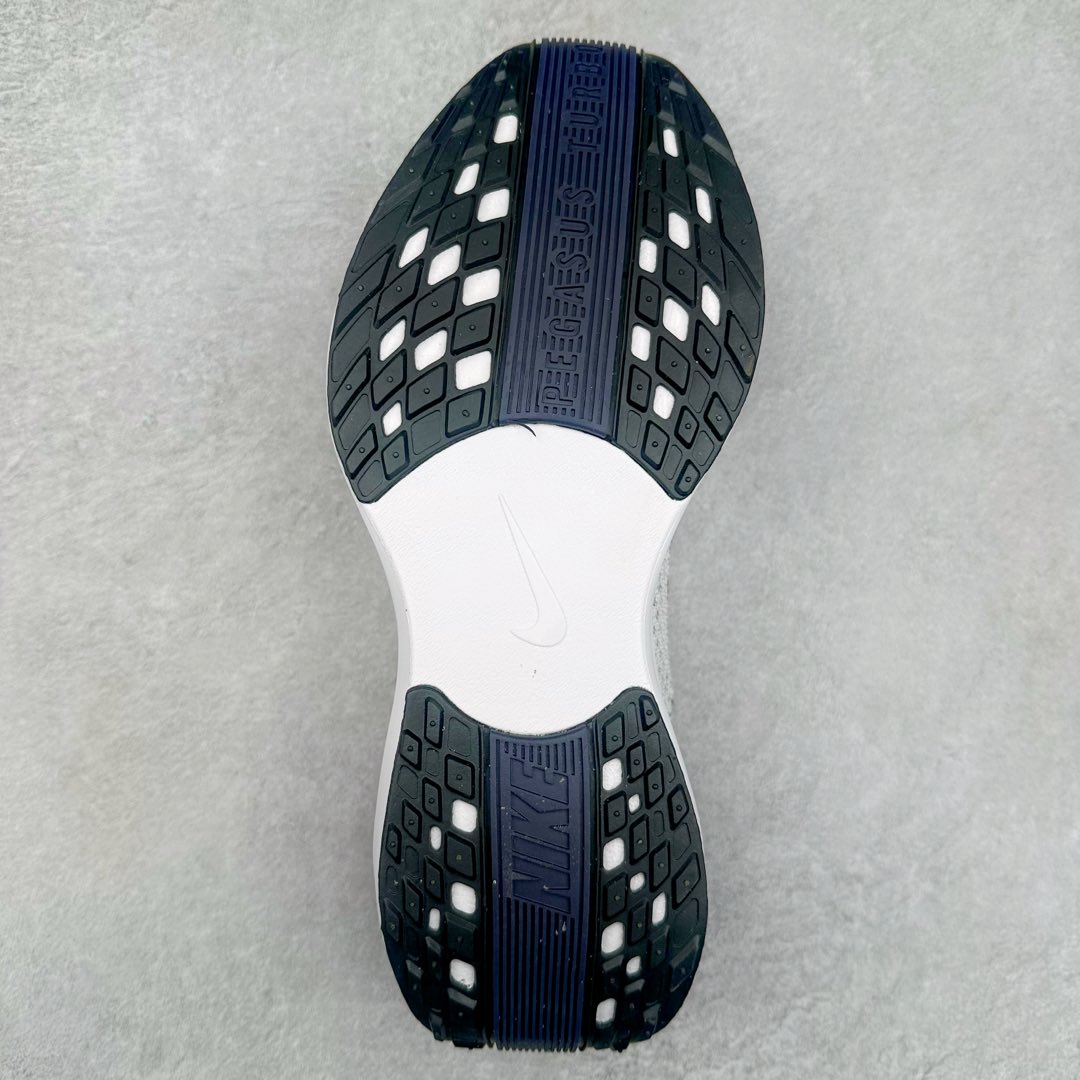 图片[9]-NK Zoom Pegasus Plus 超级飞马涡轮增压马拉松慢跑鞋 FQ7262 在设计上延续了原版鞋款的经典风格，向 Pegasus Turbo 致敬。鞋面采用 Flyknit 材质，巧妙地在不同区域实现紧密与松散的编织结合。标志性的尼龙中部条纹与原版 Turbo 设计呼应。原有的 Flywire 被内部毡织带替代。鞋领的衬垫和鞋跟支撑则为鞋面增添了完善的细节。与以往的 Turbo 型号采用双层泡沫不同，Pegasus Plus 使用了一体式 ZoomX 中底。鞋跟厚度为 35 毫米，前掌为 25 毫米，形成 10 毫米的落差，外底覆盖了大量橡胶，而 ZoomX 外露的部分也十分显眼。尺码：36 36.5 37.5 38 38.5 39 40 40.5 41 42 42.5 43 44 44.5 45-选品中心