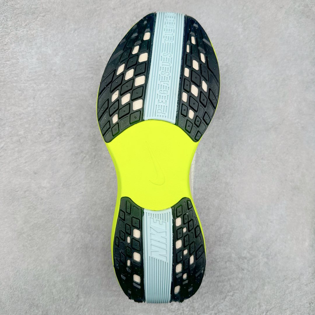 图片[9]-NK Zoom Pegasus Plus 超级飞马涡轮增压马拉松慢跑鞋 FQ7262 在设计上延续了原版鞋款的经典风格，向 Pegasus Turbo 致敬。鞋面采用 Flyknit 材质，巧妙地在不同区域实现紧密与松散的编织结合。标志性的尼龙中部条纹与原版 Turbo 设计呼应。原有的 Flywire 被内部毡织带替代。鞋领的衬垫和鞋跟支撑则为鞋面增添了完善的细节。与以往的 Turbo 型号采用双层泡沫不同，Pegasus Plus 使用了一体式 ZoomX 中底。鞋跟厚度为 35 毫米，前掌为 25 毫米，形成 10 毫米的落差，外底覆盖了大量橡胶，而 ZoomX 外露的部分也十分显眼。尺码：36 36.5 37.5 38 38.5 39 40 40.5 41 42 42.5 43 44 44.5 45-选品中心