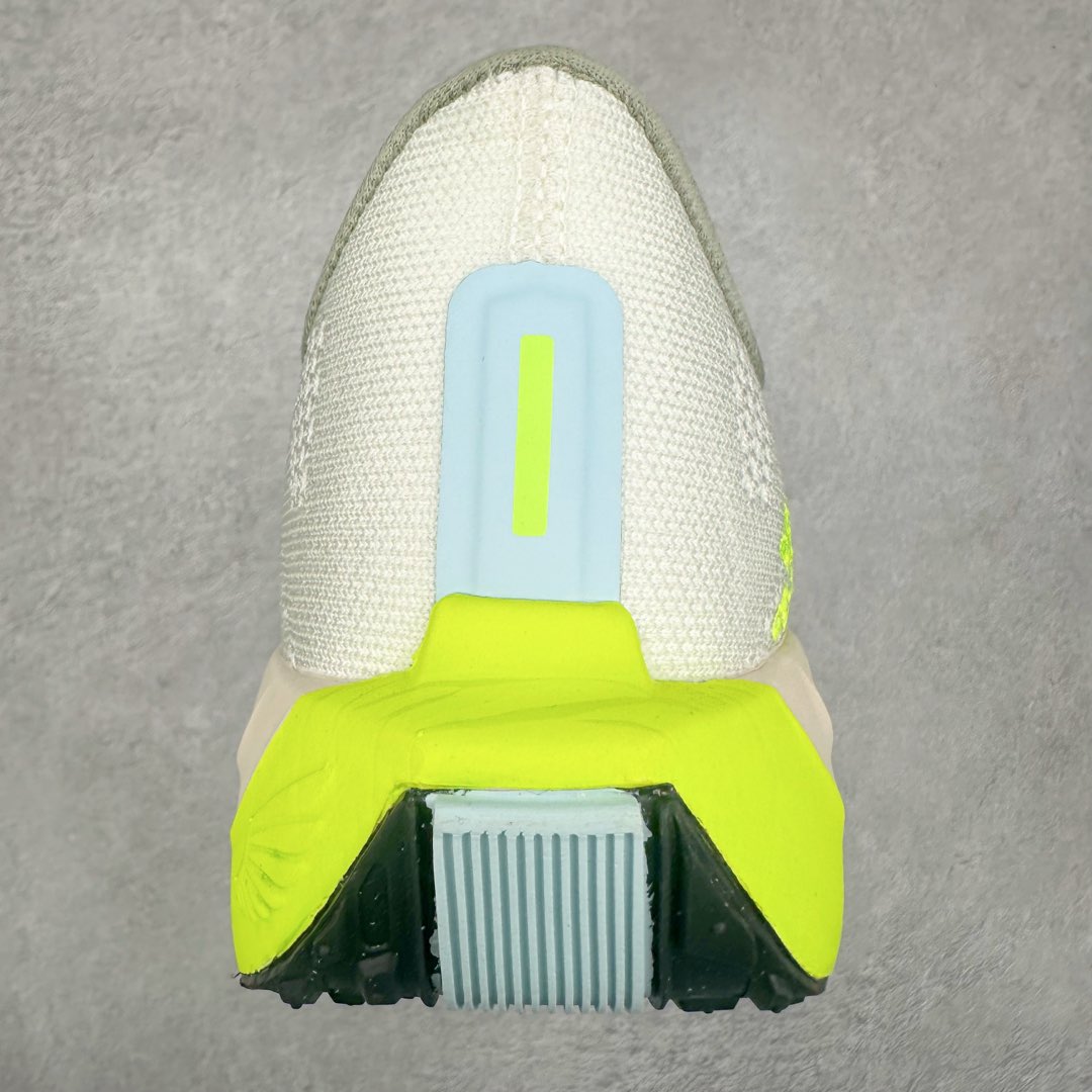 图片[8]-NK Zoom Pegasus Plus 超级飞马涡轮增压马拉松慢跑鞋 FQ7262 在设计上延续了原版鞋款的经典风格，向 Pegasus Turbo 致敬。鞋面采用 Flyknit 材质，巧妙地在不同区域实现紧密与松散的编织结合。标志性的尼龙中部条纹与原版 Turbo 设计呼应。原有的 Flywire 被内部毡织带替代。鞋领的衬垫和鞋跟支撑则为鞋面增添了完善的细节。与以往的 Turbo 型号采用双层泡沫不同，Pegasus Plus 使用了一体式 ZoomX 中底。鞋跟厚度为 35 毫米，前掌为 25 毫米，形成 10 毫米的落差，外底覆盖了大量橡胶，而 ZoomX 外露的部分也十分显眼。尺码：36 36.5 37.5 38 38.5 39 40 40.5 41 42 42.5 43 44 44.5 45-选品中心