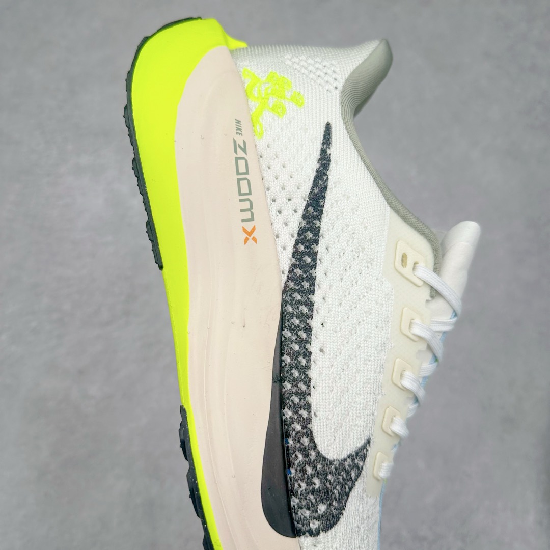 图片[6]-NK Zoom Pegasus Plus 超级飞马涡轮增压马拉松慢跑鞋 FQ7262 在设计上延续了原版鞋款的经典风格，向 Pegasus Turbo 致敬。鞋面采用 Flyknit 材质，巧妙地在不同区域实现紧密与松散的编织结合。标志性的尼龙中部条纹与原版 Turbo 设计呼应。原有的 Flywire 被内部毡织带替代。鞋领的衬垫和鞋跟支撑则为鞋面增添了完善的细节。与以往的 Turbo 型号采用双层泡沫不同，Pegasus Plus 使用了一体式 ZoomX 中底。鞋跟厚度为 35 毫米，前掌为 25 毫米，形成 10 毫米的落差，外底覆盖了大量橡胶，而 ZoomX 外露的部分也十分显眼。尺码：36 36.5 37.5 38 38.5 39 40 40.5 41 42 42.5 43 44 44.5 45-选品中心