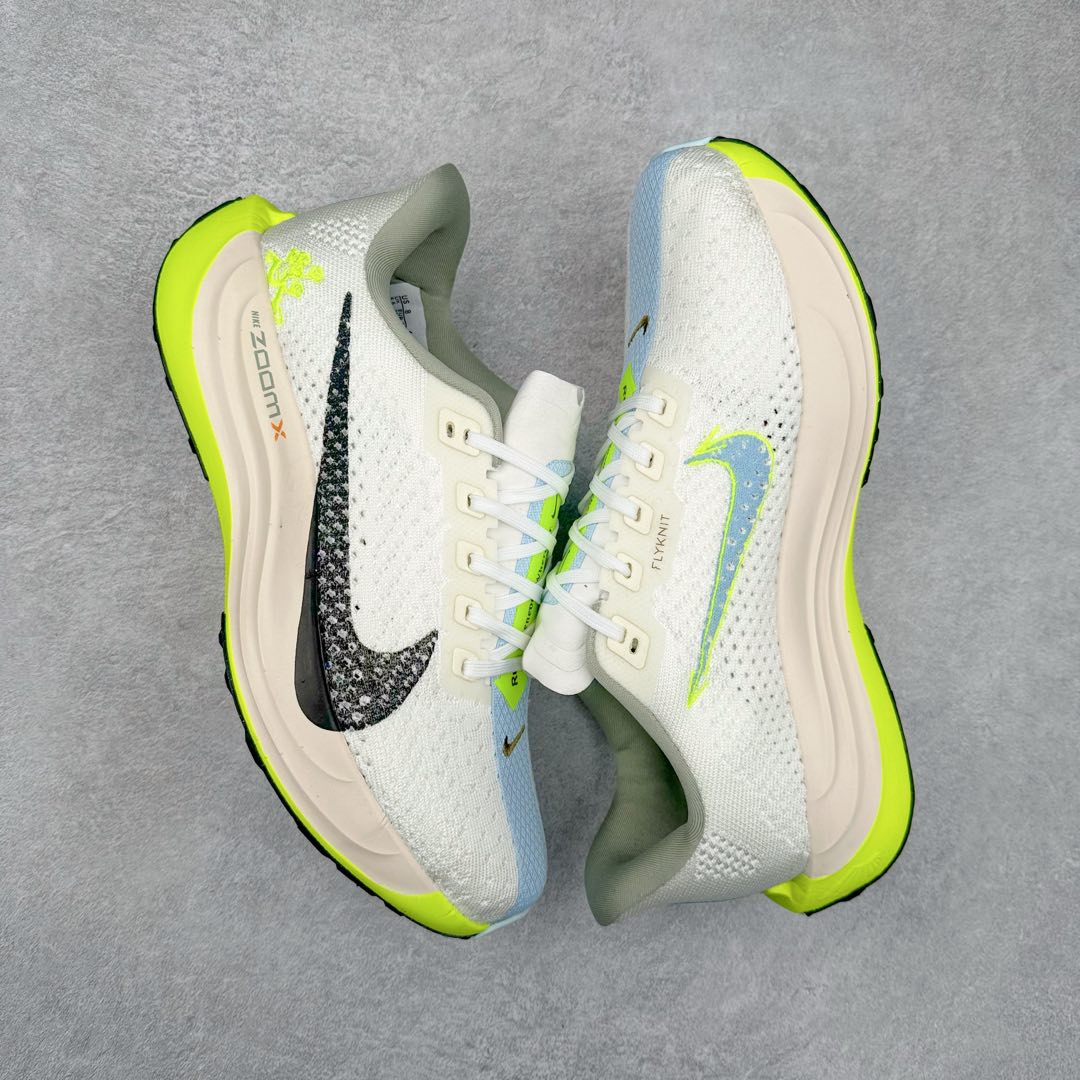 图片[3]-NK Zoom Pegasus Plus 超级飞马涡轮增压马拉松慢跑鞋 FQ7262 在设计上延续了原版鞋款的经典风格，向 Pegasus Turbo 致敬。鞋面采用 Flyknit 材质，巧妙地在不同区域实现紧密与松散的编织结合。标志性的尼龙中部条纹与原版 Turbo 设计呼应。原有的 Flywire 被内部毡织带替代。鞋领的衬垫和鞋跟支撑则为鞋面增添了完善的细节。与以往的 Turbo 型号采用双层泡沫不同，Pegasus Plus 使用了一体式 ZoomX 中底。鞋跟厚度为 35 毫米，前掌为 25 毫米，形成 10 毫米的落差，外底覆盖了大量橡胶，而 ZoomX 外露的部分也十分显眼。尺码：36 36.5 37.5 38 38.5 39 40 40.5 41 42 42.5 43 44 44.5 45-选品中心