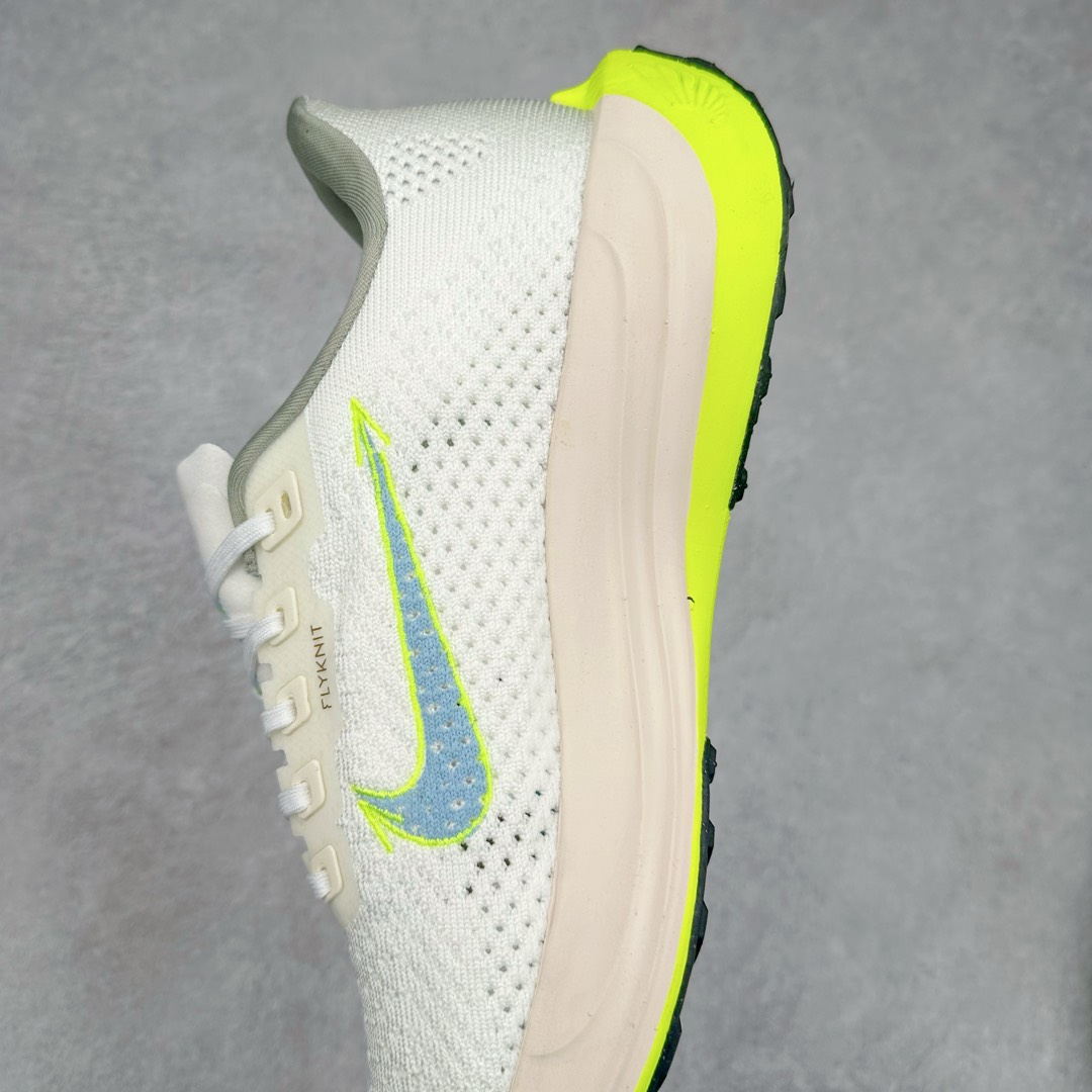 图片[7]-NK Zoom Pegasus Plus 超级飞马涡轮增压马拉松慢跑鞋 FQ7262 在设计上延续了原版鞋款的经典风格，向 Pegasus Turbo 致敬。鞋面采用 Flyknit 材质，巧妙地在不同区域实现紧密与松散的编织结合。标志性的尼龙中部条纹与原版 Turbo 设计呼应。原有的 Flywire 被内部毡织带替代。鞋领的衬垫和鞋跟支撑则为鞋面增添了完善的细节。与以往的 Turbo 型号采用双层泡沫不同，Pegasus Plus 使用了一体式 ZoomX 中底。鞋跟厚度为 35 毫米，前掌为 25 毫米，形成 10 毫米的落差，外底覆盖了大量橡胶，而 ZoomX 外露的部分也十分显眼。尺码：36 36.5 37.5 38 38.5 39 40 40.5 41 42 42.5 43 44 44.5 45-选品中心