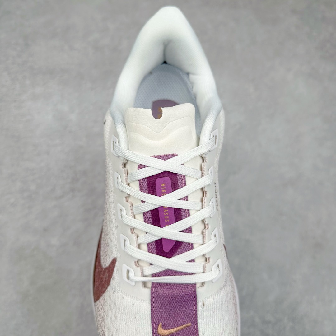 图片[5]-NK Zoom Pegasus Plus 超级飞马涡轮增压马拉松慢跑鞋 FQ7262 在设计上延续了原版鞋款的经典风格，向 Pegasus Turbo 致敬。鞋面采用 Flyknit 材质，巧妙地在不同区域实现紧密与松散的编织结合。标志性的尼龙中部条纹与原版 Turbo 设计呼应。原有的 Flywire 被内部毡织带替代。鞋领的衬垫和鞋跟支撑则为鞋面增添了完善的细节。与以往的 Turbo 型号采用双层泡沫不同，Pegasus Plus 使用了一体式 ZoomX 中底。鞋跟厚度为 35 毫米，前掌为 25 毫米，形成 10 毫米的落差，外底覆盖了大量橡胶，而 ZoomX 外露的部分也十分显眼。尺码：36 36.5 37.5 38 38.5 39 40 40.5 41 42 42.5 43 44 44.5 45-选品中心