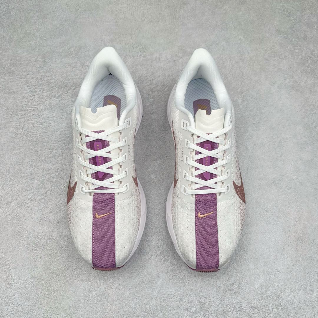 图片[2]-NK Zoom Pegasus Plus 超级飞马涡轮增压马拉松慢跑鞋 FQ7262 在设计上延续了原版鞋款的经典风格，向 Pegasus Turbo 致敬。鞋面采用 Flyknit 材质，巧妙地在不同区域实现紧密与松散的编织结合。标志性的尼龙中部条纹与原版 Turbo 设计呼应。原有的 Flywire 被内部毡织带替代。鞋领的衬垫和鞋跟支撑则为鞋面增添了完善的细节。与以往的 Turbo 型号采用双层泡沫不同，Pegasus Plus 使用了一体式 ZoomX 中底。鞋跟厚度为 35 毫米，前掌为 25 毫米，形成 10 毫米的落差，外底覆盖了大量橡胶，而 ZoomX 外露的部分也十分显眼。尺码：36 36.5 37.5 38 38.5 39 40 40.5 41 42 42.5 43 44 44.5 45-选品中心