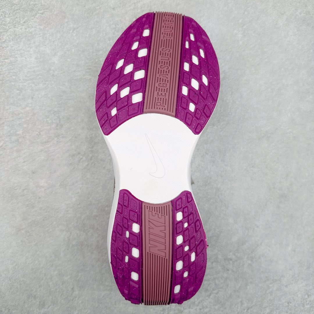 图片[9]-NK Zoom Pegasus Plus 超级飞马涡轮增压马拉松慢跑鞋 FQ7262 在设计上延续了原版鞋款的经典风格，向 Pegasus Turbo 致敬。鞋面采用 Flyknit 材质，巧妙地在不同区域实现紧密与松散的编织结合。标志性的尼龙中部条纹与原版 Turbo 设计呼应。原有的 Flywire 被内部毡织带替代。鞋领的衬垫和鞋跟支撑则为鞋面增添了完善的细节。与以往的 Turbo 型号采用双层泡沫不同，Pegasus Plus 使用了一体式 ZoomX 中底。鞋跟厚度为 35 毫米，前掌为 25 毫米，形成 10 毫米的落差，外底覆盖了大量橡胶，而 ZoomX 外露的部分也十分显眼。尺码：36 36.5 37.5 38 38.5 39 40 40.5 41 42 42.5 43 44 44.5 45-选品中心