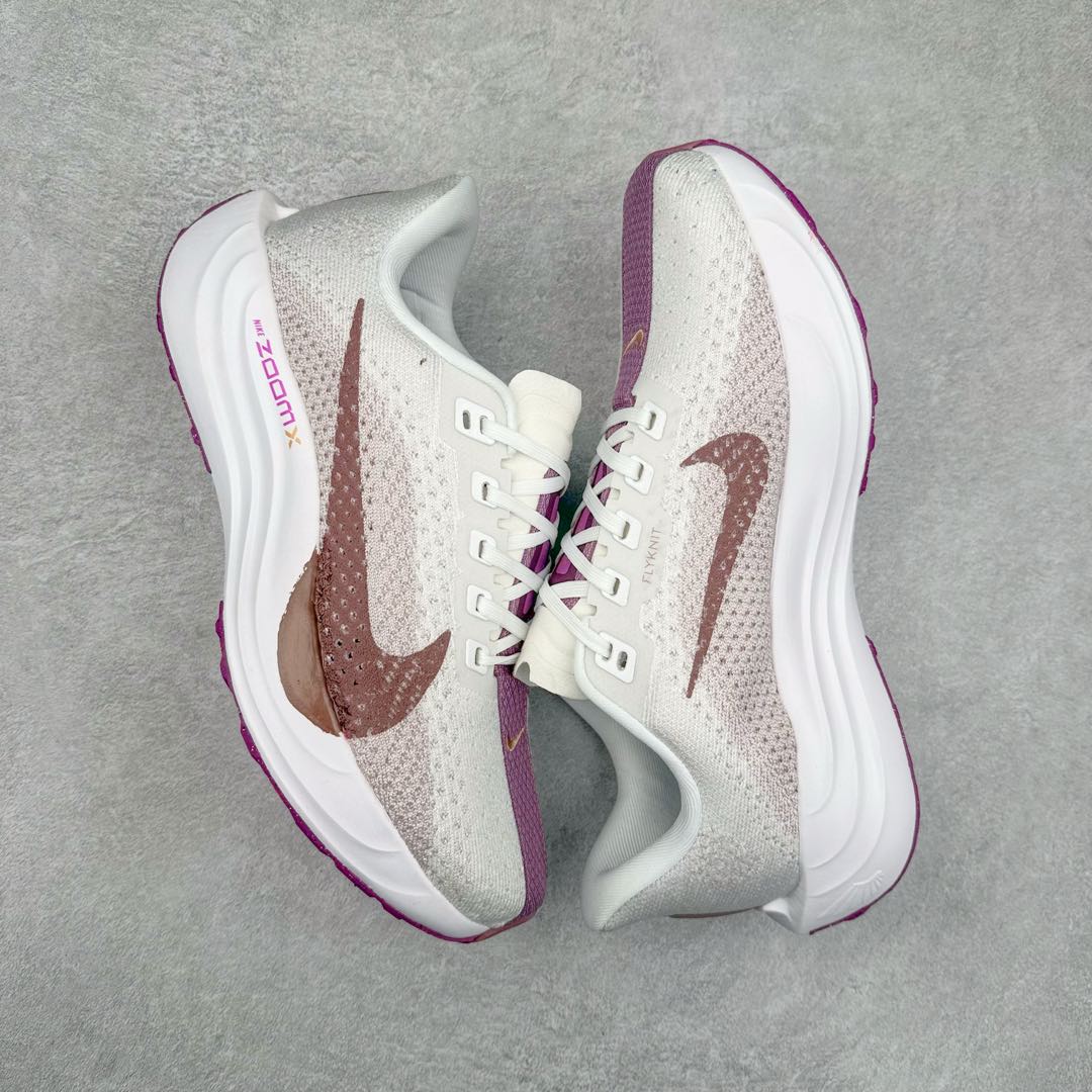 图片[3]-NK Zoom Pegasus Plus 超级飞马涡轮增压马拉松慢跑鞋 FQ7262 在设计上延续了原版鞋款的经典风格，向 Pegasus Turbo 致敬。鞋面采用 Flyknit 材质，巧妙地在不同区域实现紧密与松散的编织结合。标志性的尼龙中部条纹与原版 Turbo 设计呼应。原有的 Flywire 被内部毡织带替代。鞋领的衬垫和鞋跟支撑则为鞋面增添了完善的细节。与以往的 Turbo 型号采用双层泡沫不同，Pegasus Plus 使用了一体式 ZoomX 中底。鞋跟厚度为 35 毫米，前掌为 25 毫米，形成 10 毫米的落差，外底覆盖了大量橡胶，而 ZoomX 外露的部分也十分显眼。尺码：36 36.5 37.5 38 38.5 39 40 40.5 41 42 42.5 43 44 44.5 45-选品中心