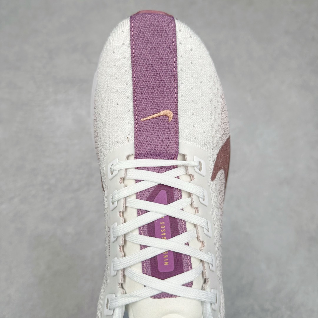 图片[4]-NK Zoom Pegasus Plus 超级飞马涡轮增压马拉松慢跑鞋 FQ7262 在设计上延续了原版鞋款的经典风格，向 Pegasus Turbo 致敬。鞋面采用 Flyknit 材质，巧妙地在不同区域实现紧密与松散的编织结合。标志性的尼龙中部条纹与原版 Turbo 设计呼应。原有的 Flywire 被内部毡织带替代。鞋领的衬垫和鞋跟支撑则为鞋面增添了完善的细节。与以往的 Turbo 型号采用双层泡沫不同，Pegasus Plus 使用了一体式 ZoomX 中底。鞋跟厚度为 35 毫米，前掌为 25 毫米，形成 10 毫米的落差，外底覆盖了大量橡胶，而 ZoomX 外露的部分也十分显眼。尺码：36 36.5 37.5 38 38.5 39 40 40.5 41 42 42.5 43 44 44.5 45-选品中心