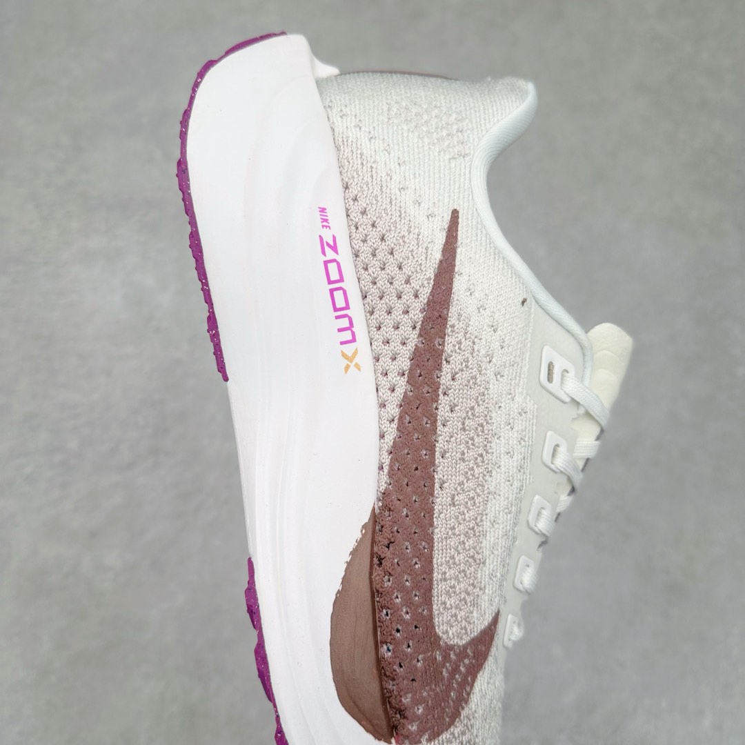图片[6]-NK Zoom Pegasus Plus 超级飞马涡轮增压马拉松慢跑鞋 FQ7262 在设计上延续了原版鞋款的经典风格，向 Pegasus Turbo 致敬。鞋面采用 Flyknit 材质，巧妙地在不同区域实现紧密与松散的编织结合。标志性的尼龙中部条纹与原版 Turbo 设计呼应。原有的 Flywire 被内部毡织带替代。鞋领的衬垫和鞋跟支撑则为鞋面增添了完善的细节。与以往的 Turbo 型号采用双层泡沫不同，Pegasus Plus 使用了一体式 ZoomX 中底。鞋跟厚度为 35 毫米，前掌为 25 毫米，形成 10 毫米的落差，外底覆盖了大量橡胶，而 ZoomX 外露的部分也十分显眼。尺码：36 36.5 37.5 38 38.5 39 40 40.5 41 42 42.5 43 44 44.5 45-选品中心