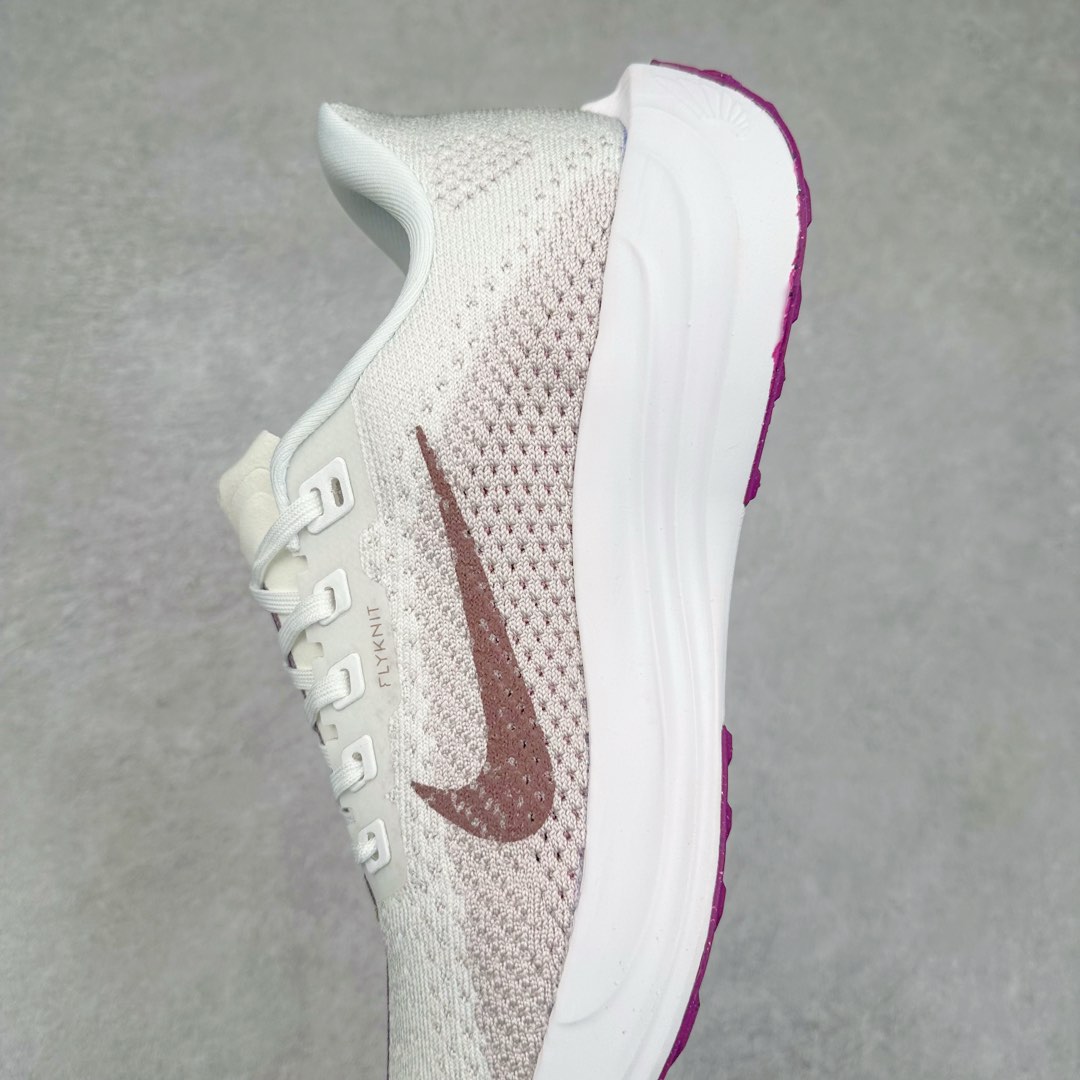 图片[7]-NK Zoom Pegasus Plus 超级飞马涡轮增压马拉松慢跑鞋 FQ7262 在设计上延续了原版鞋款的经典风格，向 Pegasus Turbo 致敬。鞋面采用 Flyknit 材质，巧妙地在不同区域实现紧密与松散的编织结合。标志性的尼龙中部条纹与原版 Turbo 设计呼应。原有的 Flywire 被内部毡织带替代。鞋领的衬垫和鞋跟支撑则为鞋面增添了完善的细节。与以往的 Turbo 型号采用双层泡沫不同，Pegasus Plus 使用了一体式 ZoomX 中底。鞋跟厚度为 35 毫米，前掌为 25 毫米，形成 10 毫米的落差，外底覆盖了大量橡胶，而 ZoomX 外露的部分也十分显眼。尺码：36 36.5 37.5 38 38.5 39 40 40.5 41 42 42.5 43 44 44.5 45-选品中心