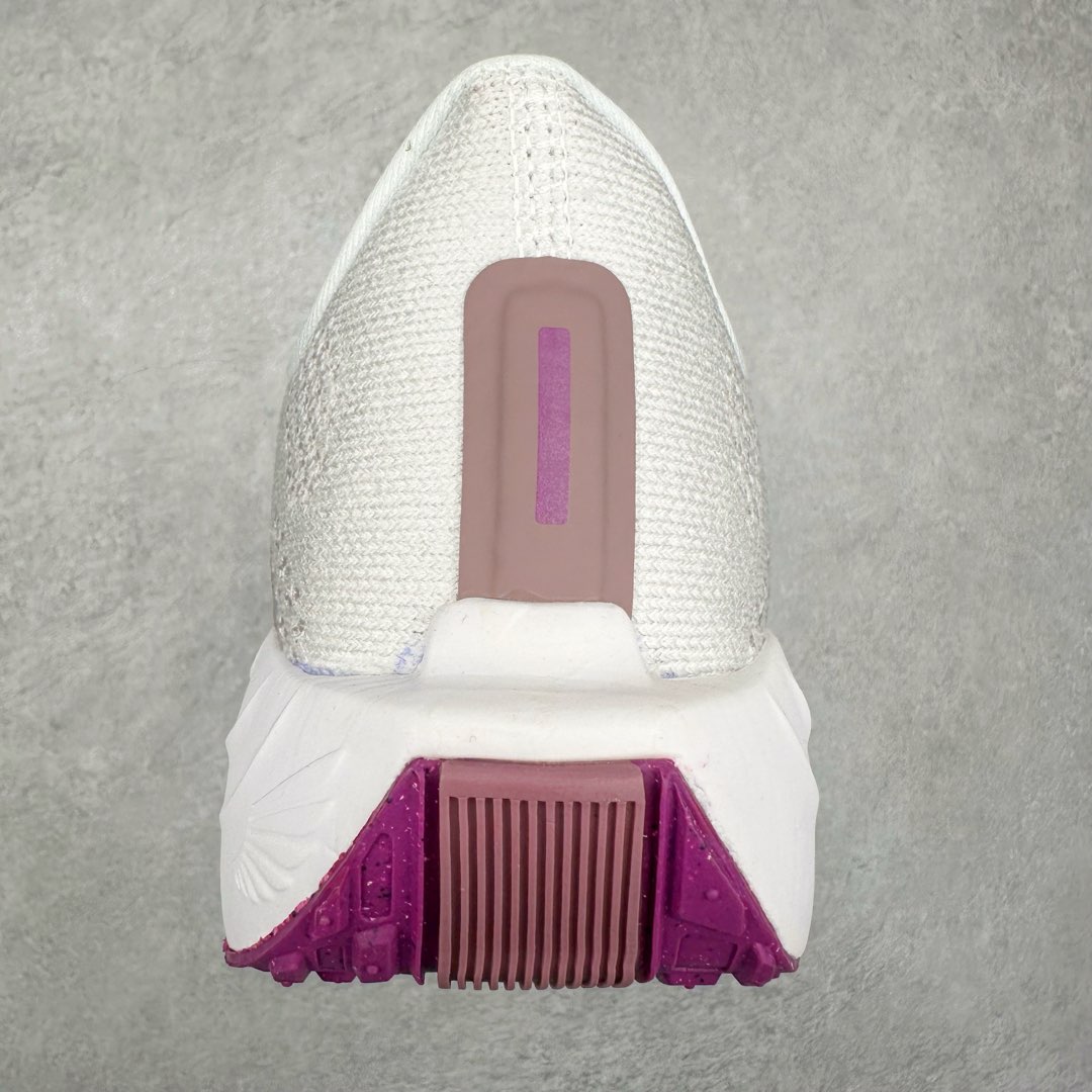 图片[8]-NK Zoom Pegasus Plus 超级飞马涡轮增压马拉松慢跑鞋 FQ7262 在设计上延续了原版鞋款的经典风格，向 Pegasus Turbo 致敬。鞋面采用 Flyknit 材质，巧妙地在不同区域实现紧密与松散的编织结合。标志性的尼龙中部条纹与原版 Turbo 设计呼应。原有的 Flywire 被内部毡织带替代。鞋领的衬垫和鞋跟支撑则为鞋面增添了完善的细节。与以往的 Turbo 型号采用双层泡沫不同，Pegasus Plus 使用了一体式 ZoomX 中底。鞋跟厚度为 35 毫米，前掌为 25 毫米，形成 10 毫米的落差，外底覆盖了大量橡胶，而 ZoomX 外露的部分也十分显眼。尺码：36 36.5 37.5 38 38.5 39 40 40.5 41 42 42.5 43 44 44.5 45-选品中心