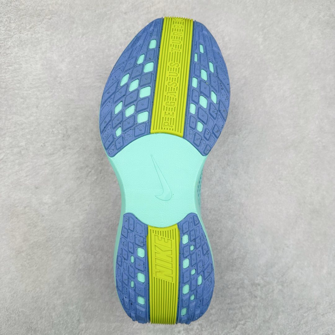 图片[9]-NK Zoom Pegasus Plus 超级飞马涡轮增压马拉松慢跑鞋 FQ7262 在设计上延续了原版鞋款的经典风格，向 Pegasus Turbo 致敬。鞋面采用 Flyknit 材质，巧妙地在不同区域实现紧密与松散的编织结合。标志性的尼龙中部条纹与原版 Turbo 设计呼应。原有的 Flywire 被内部毡织带替代。鞋领的衬垫和鞋跟支撑则为鞋面增添了完善的细节。与以往的 Turbo 型号采用双层泡沫不同，Pegasus Plus 使用了一体式 ZoomX 中底。鞋跟厚度为 35 毫米，前掌为 25 毫米，形成 10 毫米的落差，外底覆盖了大量橡胶，而 ZoomX 外露的部分也十分显眼。尺码：36 36.5 37.5 38 38.5 39 40 40.5 41 42 42.5 43 44 44.5 45-选品中心