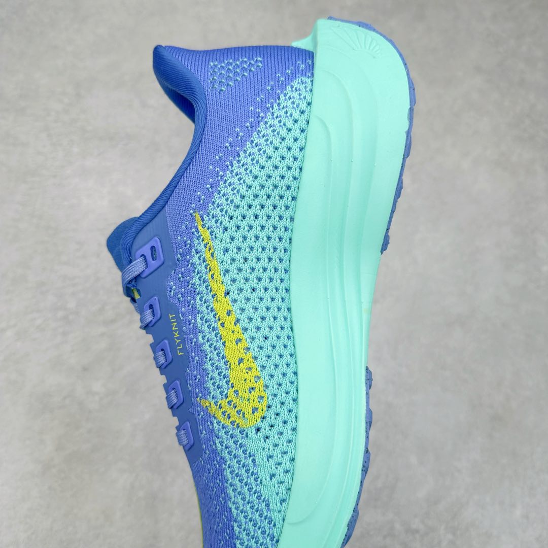 图片[7]-NK Zoom Pegasus Plus 超级飞马涡轮增压马拉松慢跑鞋 FQ7262 在设计上延续了原版鞋款的经典风格，向 Pegasus Turbo 致敬。鞋面采用 Flyknit 材质，巧妙地在不同区域实现紧密与松散的编织结合。标志性的尼龙中部条纹与原版 Turbo 设计呼应。原有的 Flywire 被内部毡织带替代。鞋领的衬垫和鞋跟支撑则为鞋面增添了完善的细节。与以往的 Turbo 型号采用双层泡沫不同，Pegasus Plus 使用了一体式 ZoomX 中底。鞋跟厚度为 35 毫米，前掌为 25 毫米，形成 10 毫米的落差，外底覆盖了大量橡胶，而 ZoomX 外露的部分也十分显眼。尺码：36 36.5 37.5 38 38.5 39 40 40.5 41 42 42.5 43 44 44.5 45-选品中心