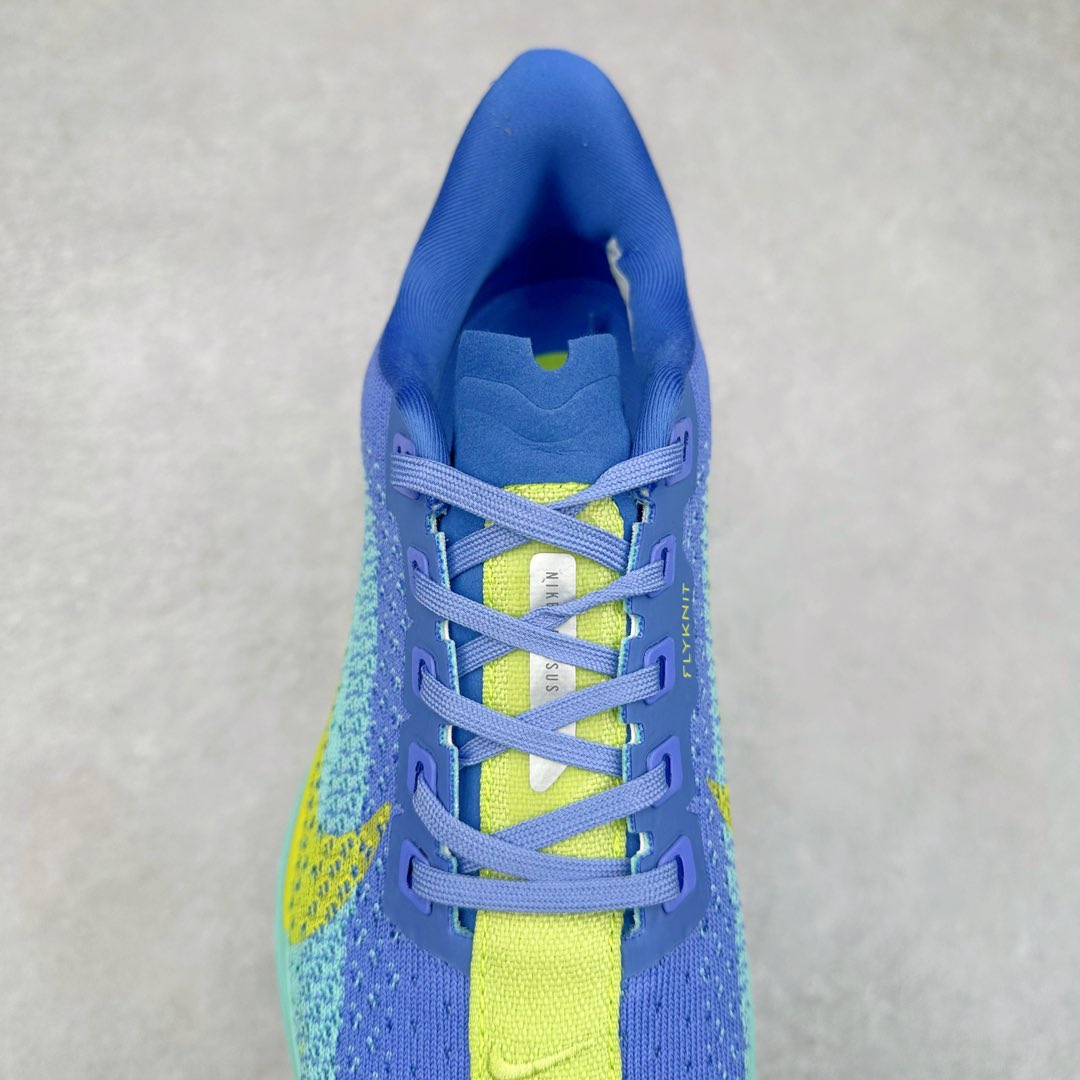 图片[5]-NK Zoom Pegasus Plus 超级飞马涡轮增压马拉松慢跑鞋 FQ7262 在设计上延续了原版鞋款的经典风格，向 Pegasus Turbo 致敬。鞋面采用 Flyknit 材质，巧妙地在不同区域实现紧密与松散的编织结合。标志性的尼龙中部条纹与原版 Turbo 设计呼应。原有的 Flywire 被内部毡织带替代。鞋领的衬垫和鞋跟支撑则为鞋面增添了完善的细节。与以往的 Turbo 型号采用双层泡沫不同，Pegasus Plus 使用了一体式 ZoomX 中底。鞋跟厚度为 35 毫米，前掌为 25 毫米，形成 10 毫米的落差，外底覆盖了大量橡胶，而 ZoomX 外露的部分也十分显眼。尺码：36 36.5 37.5 38 38.5 39 40 40.5 41 42 42.5 43 44 44.5 45-选品中心
