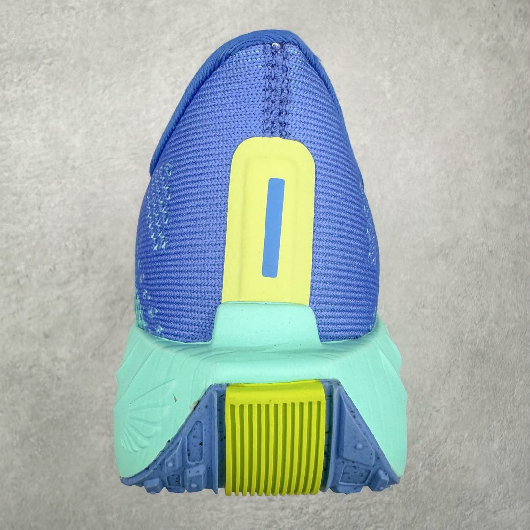 图片[8]-NK Zoom Pegasus Plus 超级飞马涡轮增压马拉松慢跑鞋 FQ7262 在设计上延续了原版鞋款的经典风格，向 Pegasus Turbo 致敬。鞋面采用 Flyknit 材质，巧妙地在不同区域实现紧密与松散的编织结合。标志性的尼龙中部条纹与原版 Turbo 设计呼应。原有的 Flywire 被内部毡织带替代。鞋领的衬垫和鞋跟支撑则为鞋面增添了完善的细节。与以往的 Turbo 型号采用双层泡沫不同，Pegasus Plus 使用了一体式 ZoomX 中底。鞋跟厚度为 35 毫米，前掌为 25 毫米，形成 10 毫米的落差，外底覆盖了大量橡胶，而 ZoomX 外露的部分也十分显眼。尺码：36 36.5 37.5 38 38.5 39 40 40.5 41 42 42.5 43 44 44.5 45-选品中心