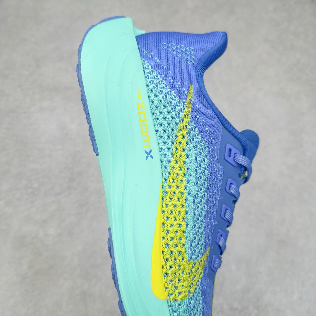 图片[6]-NK Zoom Pegasus Plus 超级飞马涡轮增压马拉松慢跑鞋 FQ7262 在设计上延续了原版鞋款的经典风格，向 Pegasus Turbo 致敬。鞋面采用 Flyknit 材质，巧妙地在不同区域实现紧密与松散的编织结合。标志性的尼龙中部条纹与原版 Turbo 设计呼应。原有的 Flywire 被内部毡织带替代。鞋领的衬垫和鞋跟支撑则为鞋面增添了完善的细节。与以往的 Turbo 型号采用双层泡沫不同，Pegasus Plus 使用了一体式 ZoomX 中底。鞋跟厚度为 35 毫米，前掌为 25 毫米，形成 10 毫米的落差，外底覆盖了大量橡胶，而 ZoomX 外露的部分也十分显眼。尺码：36 36.5 37.5 38 38.5 39 40 40.5 41 42 42.5 43 44 44.5 45-选品中心