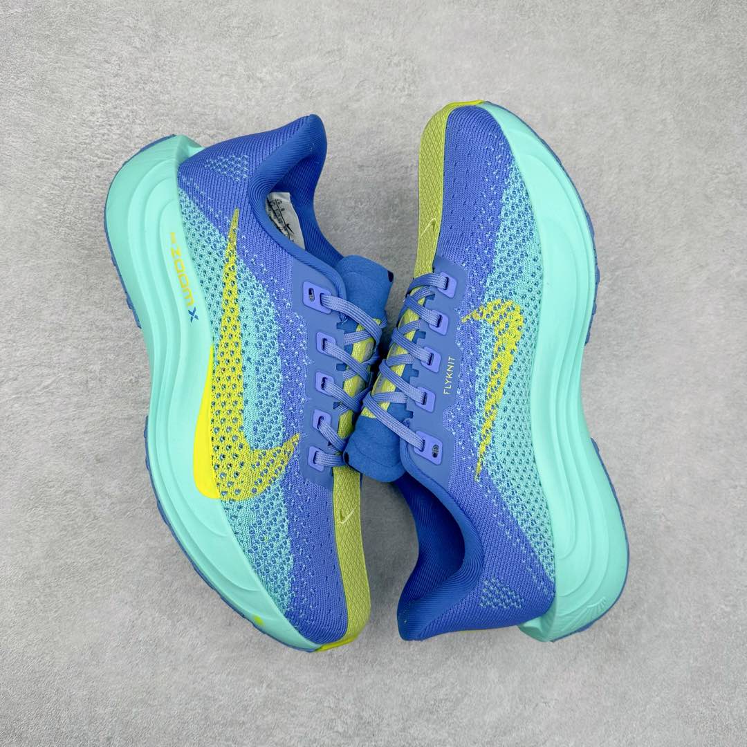 图片[3]-NK Zoom Pegasus Plus 超级飞马涡轮增压马拉松慢跑鞋 FQ7262 在设计上延续了原版鞋款的经典风格，向 Pegasus Turbo 致敬。鞋面采用 Flyknit 材质，巧妙地在不同区域实现紧密与松散的编织结合。标志性的尼龙中部条纹与原版 Turbo 设计呼应。原有的 Flywire 被内部毡织带替代。鞋领的衬垫和鞋跟支撑则为鞋面增添了完善的细节。与以往的 Turbo 型号采用双层泡沫不同，Pegasus Plus 使用了一体式 ZoomX 中底。鞋跟厚度为 35 毫米，前掌为 25 毫米，形成 10 毫米的落差，外底覆盖了大量橡胶，而 ZoomX 外露的部分也十分显眼。尺码：36 36.5 37.5 38 38.5 39 40 40.5 41 42 42.5 43 44 44.5 45-选品中心