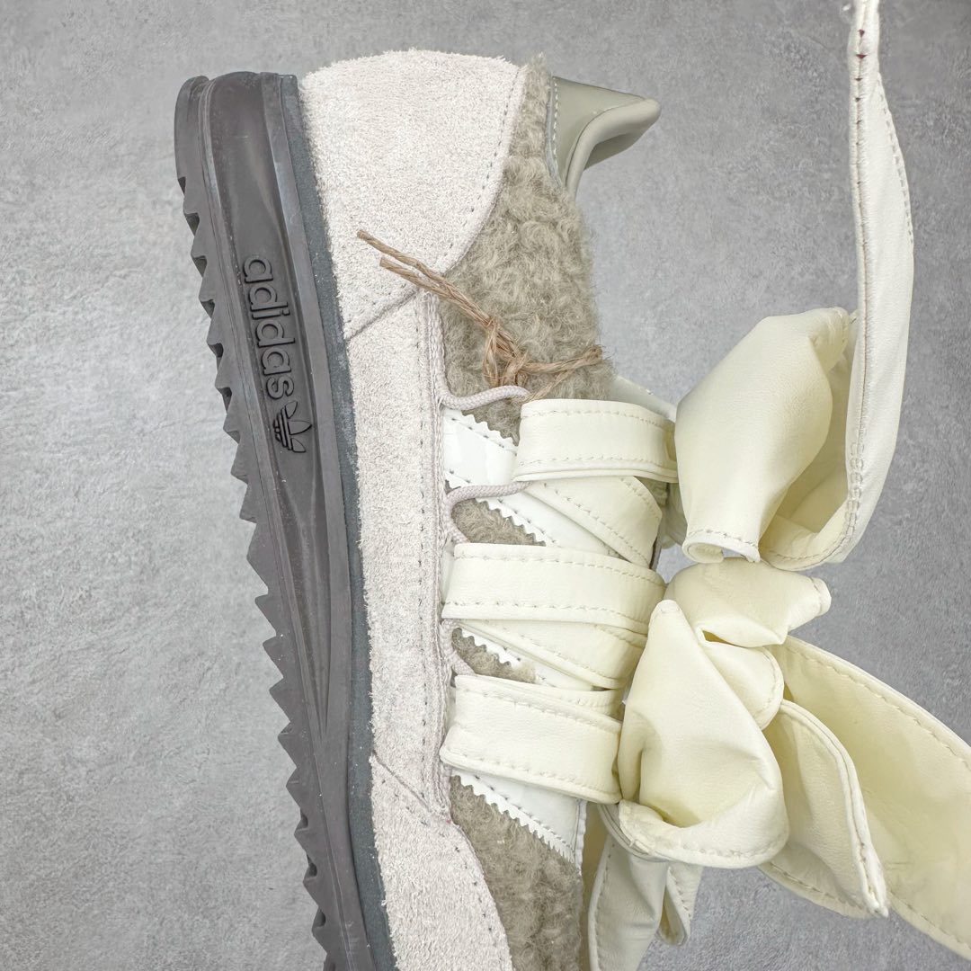 图片[6]-＃纯原 AD Wmns SL72 OG 系列德训足球风百搭低帮休闲运动板鞋 JQ8736 采用高弹EVA+MODEL+RB三层组合底 区别市面RB一体大底 三层组合鞋底重量与原鞋一致 Originals 将有「T 头鞋」造型的诞生于 1972 年的 SL72 鞋款复刻带回 各位买鞋又有新选择了 1972 年 SL72 问世后 引领了后来阿迪达斯的跑鞋发展方向 其中「SL」代表了 Super Light 彰显了产品轻便的特性 1972 年 SL72 问世后 引领了后来阿迪达斯的跑鞋发展方向 其中「SL」代表了 Super Light 彰显了产品轻便的特性 这次 Originals 延续其轻质经典的基因 带来男女两款 SL72 男生款带来 SL72 RS 鞋型 RS 意为 Reshaped（重塑）鞋款在保留了经典的外观基础上 在尼龙材质里增加了填充物 使鞋型更加挺立和饱满 鞋头则更加圆润 鞋底的 EVA 材质则增加了鞋款的高度 女生款则带来 SL72 OG W 鞋型 OG 顾名思义则是致敬经典款式 相较于 RS（Reshaped）鞋款 鞋身更加纤细 其整体鞋身轮廓、线条、细节、材质上尊崇 70 年代 SL72 的设计 还原经典味道 尺码：36 36⅔ 37⅓ 38 38⅔ 39⅓ 40 40⅔ 41⅓ 42 42⅔ 43⅓ 44 44⅔ 45-选品中心