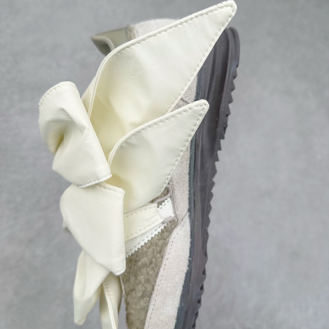 图片[7]-＃纯原 AD Wmns SL72 OG 系列德训足球风百搭低帮休闲运动板鞋 JQ8736 采用高弹EVA+MODEL+RB三层组合底 区别市面RB一体大底 三层组合鞋底重量与原鞋一致 Originals 将有「T 头鞋」造型的诞生于 1972 年的 SL72 鞋款复刻带回 各位买鞋又有新选择了 1972 年 SL72 问世后 引领了后来阿迪达斯的跑鞋发展方向 其中「SL」代表了 Super Light 彰显了产品轻便的特性 1972 年 SL72 问世后 引领了后来阿迪达斯的跑鞋发展方向 其中「SL」代表了 Super Light 彰显了产品轻便的特性 这次 Originals 延续其轻质经典的基因 带来男女两款 SL72 男生款带来 SL72 RS 鞋型 RS 意为 Reshaped（重塑）鞋款在保留了经典的外观基础上 在尼龙材质里增加了填充物 使鞋型更加挺立和饱满 鞋头则更加圆润 鞋底的 EVA 材质则增加了鞋款的高度 女生款则带来 SL72 OG W 鞋型 OG 顾名思义则是致敬经典款式 相较于 RS（Reshaped）鞋款 鞋身更加纤细 其整体鞋身轮廓、线条、细节、材质上尊崇 70 年代 SL72 的设计 还原经典味道 尺码：36 36⅔ 37⅓ 38 38⅔ 39⅓ 40 40⅔ 41⅓ 42 42⅔ 43⅓ 44 44⅔ 45-选品中心