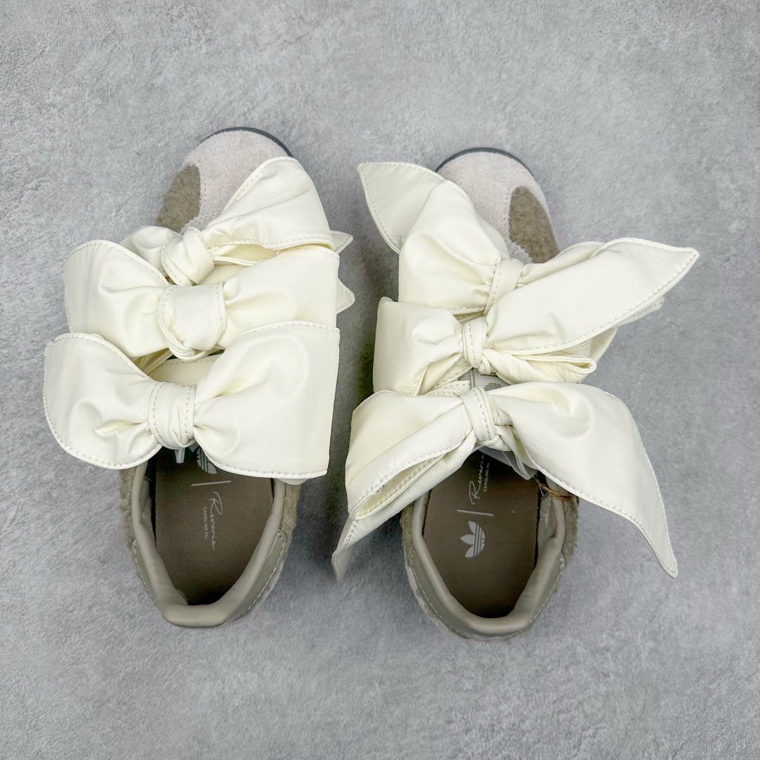 图片[3]-＃纯原 AD Wmns SL72 OG 系列德训足球风百搭低帮休闲运动板鞋 JQ8736 采用高弹EVA+MODEL+RB三层组合底 区别市面RB一体大底 三层组合鞋底重量与原鞋一致 Originals 将有「T 头鞋」造型的诞生于 1972 年的 SL72 鞋款复刻带回 各位买鞋又有新选择了 1972 年 SL72 问世后 引领了后来阿迪达斯的跑鞋发展方向 其中「SL」代表了 Super Light 彰显了产品轻便的特性 1972 年 SL72 问世后 引领了后来阿迪达斯的跑鞋发展方向 其中「SL」代表了 Super Light 彰显了产品轻便的特性 这次 Originals 延续其轻质经典的基因 带来男女两款 SL72 男生款带来 SL72 RS 鞋型 RS 意为 Reshaped（重塑）鞋款在保留了经典的外观基础上 在尼龙材质里增加了填充物 使鞋型更加挺立和饱满 鞋头则更加圆润 鞋底的 EVA 材质则增加了鞋款的高度 女生款则带来 SL72 OG W 鞋型 OG 顾名思义则是致敬经典款式 相较于 RS（Reshaped）鞋款 鞋身更加纤细 其整体鞋身轮廓、线条、细节、材质上尊崇 70 年代 SL72 的设计 还原经典味道 尺码：36 36⅔ 37⅓ 38 38⅔ 39⅓ 40 40⅔ 41⅓ 42 42⅔ 43⅓ 44 44⅔ 45-选品中心