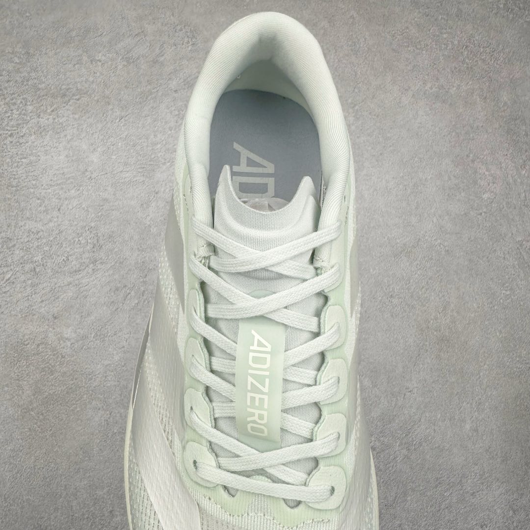 图片[5]-AD Adizero Eva SL M 零度进化版系列低帮轻便透气竞速休闲运动慢跑鞋 JR5840 相信大家对去年 adidas 横空出世的「顶级超跑」adiZero Adios Pro EVO 1 记忆犹新！不仅登顶阿迪史上最轻跑鞋宝座，更在接下来的全球马拉松赛事中，持续书写着惊人成绩，被网友戏称新一代「阿迪神鞋」全网刷屏！极简设计语言与强烈速度感和存在感的鞋侧三线，让人过目不忘，特别种草！其中定位于中长跑训练的 adidas Adizero Evo SL，整体外观造型与 adiZero Adios Pro EVO 1 非常相似。中底配置方面搭载全掌 Lightstrike Pro，鞋面采用透气网面示人，契合日常训练鞋的定位，更加耐用。外底给到了马牌橡胶，及类似上代竞速旗舰 adidas Adizero Adios Pro 3 区域分布。整体看下来无论是外观的鲜明辨识度，还是配置的扎实程度都很顶。尺码：36 36⅔ 37⅓ 38 38⅔ 39⅓ 40 40⅔ 41⅓ 42 42⅔ 43⅓ 44 45-选品中心