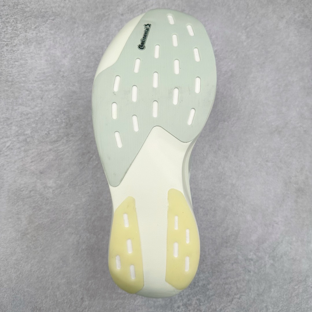 图片[9]-AD Adizero Eva SL M 零度进化版系列低帮轻便透气竞速休闲运动慢跑鞋 JR5840 相信大家对去年 adidas 横空出世的「顶级超跑」adiZero Adios Pro EVO 1 记忆犹新！不仅登顶阿迪史上最轻跑鞋宝座，更在接下来的全球马拉松赛事中，持续书写着惊人成绩，被网友戏称新一代「阿迪神鞋」全网刷屏！极简设计语言与强烈速度感和存在感的鞋侧三线，让人过目不忘，特别种草！其中定位于中长跑训练的 adidas Adizero Evo SL，整体外观造型与 adiZero Adios Pro EVO 1 非常相似。中底配置方面搭载全掌 Lightstrike Pro，鞋面采用透气网面示人，契合日常训练鞋的定位，更加耐用。外底给到了马牌橡胶，及类似上代竞速旗舰 adidas Adizero Adios Pro 3 区域分布。整体看下来无论是外观的鲜明辨识度，还是配置的扎实程度都很顶。尺码：36 36⅔ 37⅓ 38 38⅔ 39⅓ 40 40⅔ 41⅓ 42 42⅔ 43⅓ 44 45-选品中心