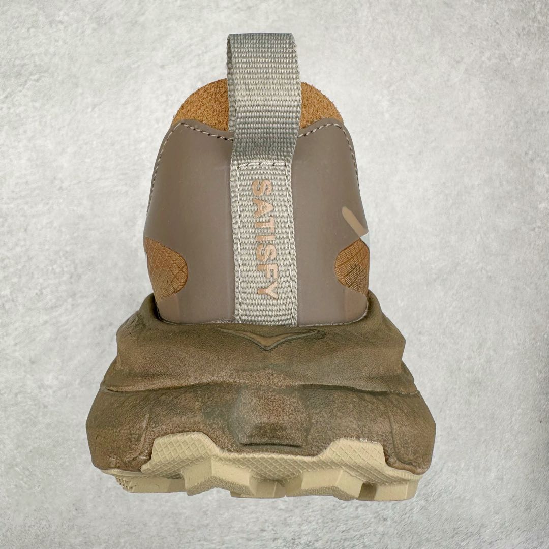 图片[8]-＃纯原 Satisfy x HOKA ONE ONE 百搭简约防滑耐磨低帮跑步鞋 联名配色 球鞋继承了HOKA的经典越野鞋型MAFATE SPEED 4的设计，更在此基础上进行了创新和提升，使得它既适合户外越野跑，又充满了时尚潮流的元素。它的半透明鞋面设计，不仅让鞋身看起来更加轻便，而且提供了良好的透气性。而保护性的防撕裂尼龙面料，则确保了在复杂地形中的耐用性。这样的设计，让人在享受奔跑的同时，也能感受到鞋底带来的舒适。双层ProFly™中底的使用，是这款鞋的另一个亮点。这种中底材质，提供了卓越的缓震性能，无论是在崎岖的山路上，还是在平坦的道路上，都能给跑者带来稳定的支撑。而VIBRAM MEGAGRIP®及LITEBASE®大底的搭载，更是让这款鞋在保持高抓地力的同时，减轻了鞋底的重量，使得每一步跑动都轻盈如飞。尺码：36 36.5 37.5 38 38.5 39 40 40.5 41 42 42.5 43 44 44.5 45 46-选品中心