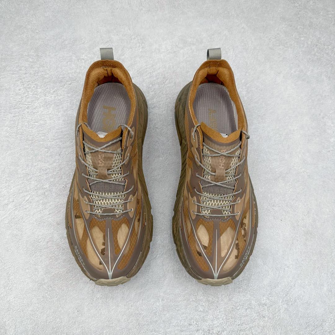 图片[2]-＃纯原 Satisfy x HOKA ONE ONE 百搭简约防滑耐磨低帮跑步鞋 联名配色 球鞋继承了HOKA的经典越野鞋型MAFATE SPEED 4的设计，更在此基础上进行了创新和提升，使得它既适合户外越野跑，又充满了时尚潮流的元素。它的半透明鞋面设计，不仅让鞋身看起来更加轻便，而且提供了良好的透气性。而保护性的防撕裂尼龙面料，则确保了在复杂地形中的耐用性。这样的设计，让人在享受奔跑的同时，也能感受到鞋底带来的舒适。双层ProFly™中底的使用，是这款鞋的另一个亮点。这种中底材质，提供了卓越的缓震性能，无论是在崎岖的山路上，还是在平坦的道路上，都能给跑者带来稳定的支撑。而VIBRAM MEGAGRIP®及LITEBASE®大底的搭载，更是让这款鞋在保持高抓地力的同时，减轻了鞋底的重量，使得每一步跑动都轻盈如飞。尺码：36 36.5 37.5 38 38.5 39 40 40.5 41 42 42.5 43 44 44.5 45 46-选品中心