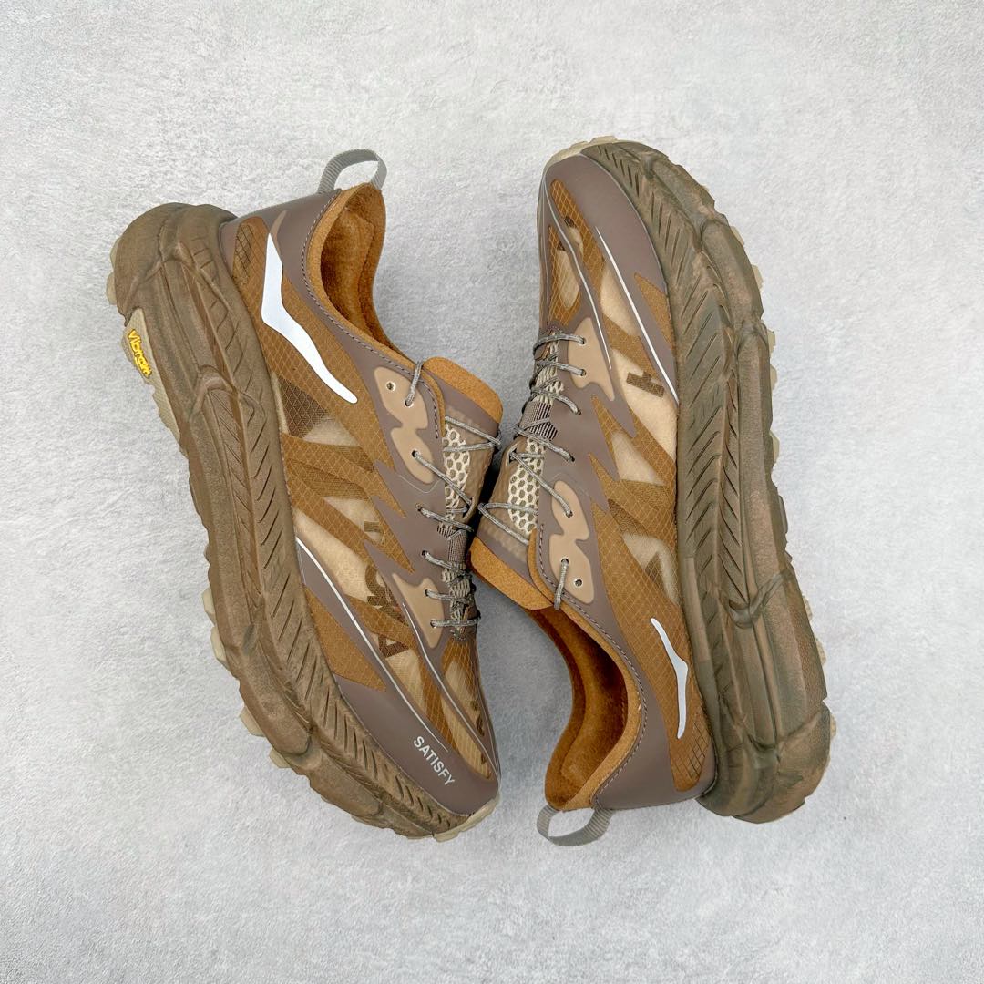 图片[3]-＃纯原 Satisfy x HOKA ONE ONE 百搭简约防滑耐磨低帮跑步鞋 联名配色 球鞋继承了HOKA的经典越野鞋型MAFATE SPEED 4的设计，更在此基础上进行了创新和提升，使得它既适合户外越野跑，又充满了时尚潮流的元素。它的半透明鞋面设计，不仅让鞋身看起来更加轻便，而且提供了良好的透气性。而保护性的防撕裂尼龙面料，则确保了在复杂地形中的耐用性。这样的设计，让人在享受奔跑的同时，也能感受到鞋底带来的舒适。双层ProFly™中底的使用，是这款鞋的另一个亮点。这种中底材质，提供了卓越的缓震性能，无论是在崎岖的山路上，还是在平坦的道路上，都能给跑者带来稳定的支撑。而VIBRAM MEGAGRIP®及LITEBASE®大底的搭载，更是让这款鞋在保持高抓地力的同时，减轻了鞋底的重量，使得每一步跑动都轻盈如飞。尺码：36 36.5 37.5 38 38.5 39 40 40.5 41 42 42.5 43 44 44.5 45 46-选品中心