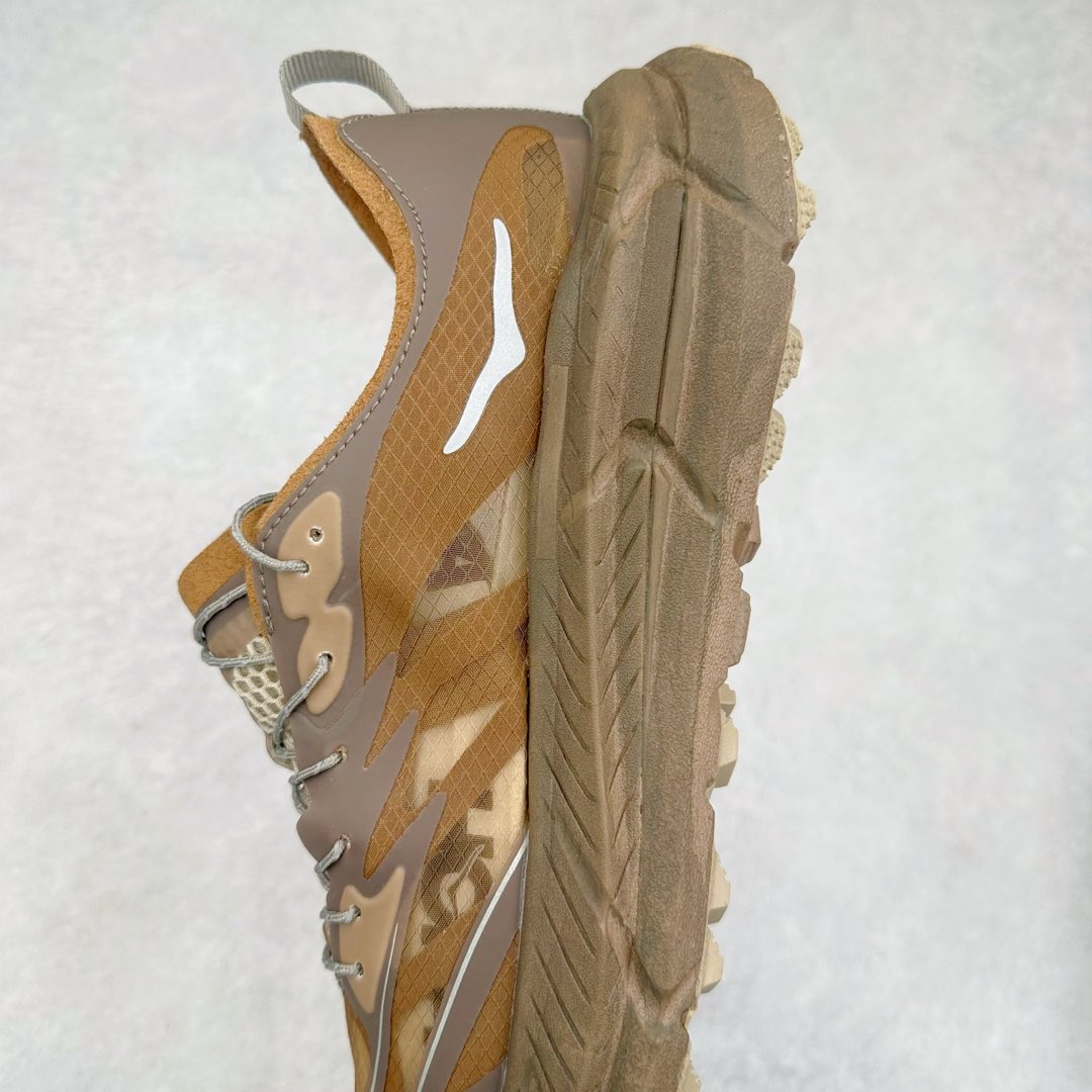 图片[7]-＃纯原 Satisfy x HOKA ONE ONE 百搭简约防滑耐磨低帮跑步鞋 联名配色 球鞋继承了HOKA的经典越野鞋型MAFATE SPEED 4的设计，更在此基础上进行了创新和提升，使得它既适合户外越野跑，又充满了时尚潮流的元素。它的半透明鞋面设计，不仅让鞋身看起来更加轻便，而且提供了良好的透气性。而保护性的防撕裂尼龙面料，则确保了在复杂地形中的耐用性。这样的设计，让人在享受奔跑的同时，也能感受到鞋底带来的舒适。双层ProFly™中底的使用，是这款鞋的另一个亮点。这种中底材质，提供了卓越的缓震性能，无论是在崎岖的山路上，还是在平坦的道路上，都能给跑者带来稳定的支撑。而VIBRAM MEGAGRIP®及LITEBASE®大底的搭载，更是让这款鞋在保持高抓地力的同时，减轻了鞋底的重量，使得每一步跑动都轻盈如飞。尺码：36 36.5 37.5 38 38.5 39 40 40.5 41 42 42.5 43 44 44.5 45 46-选品中心