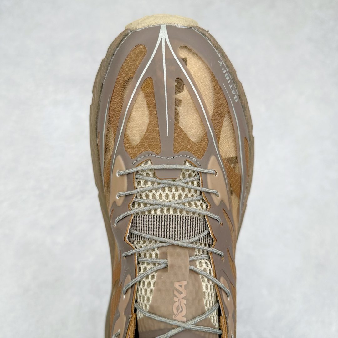 图片[4]-＃纯原 Satisfy x HOKA ONE ONE 百搭简约防滑耐磨低帮跑步鞋 联名配色 球鞋继承了HOKA的经典越野鞋型MAFATE SPEED 4的设计，更在此基础上进行了创新和提升，使得它既适合户外越野跑，又充满了时尚潮流的元素。它的半透明鞋面设计，不仅让鞋身看起来更加轻便，而且提供了良好的透气性。而保护性的防撕裂尼龙面料，则确保了在复杂地形中的耐用性。这样的设计，让人在享受奔跑的同时，也能感受到鞋底带来的舒适。双层ProFly™中底的使用，是这款鞋的另一个亮点。这种中底材质，提供了卓越的缓震性能，无论是在崎岖的山路上，还是在平坦的道路上，都能给跑者带来稳定的支撑。而VIBRAM MEGAGRIP®及LITEBASE®大底的搭载，更是让这款鞋在保持高抓地力的同时，减轻了鞋底的重量，使得每一步跑动都轻盈如飞。尺码：36 36.5 37.5 38 38.5 39 40 40.5 41 42 42.5 43 44 44.5 45 46-选品中心