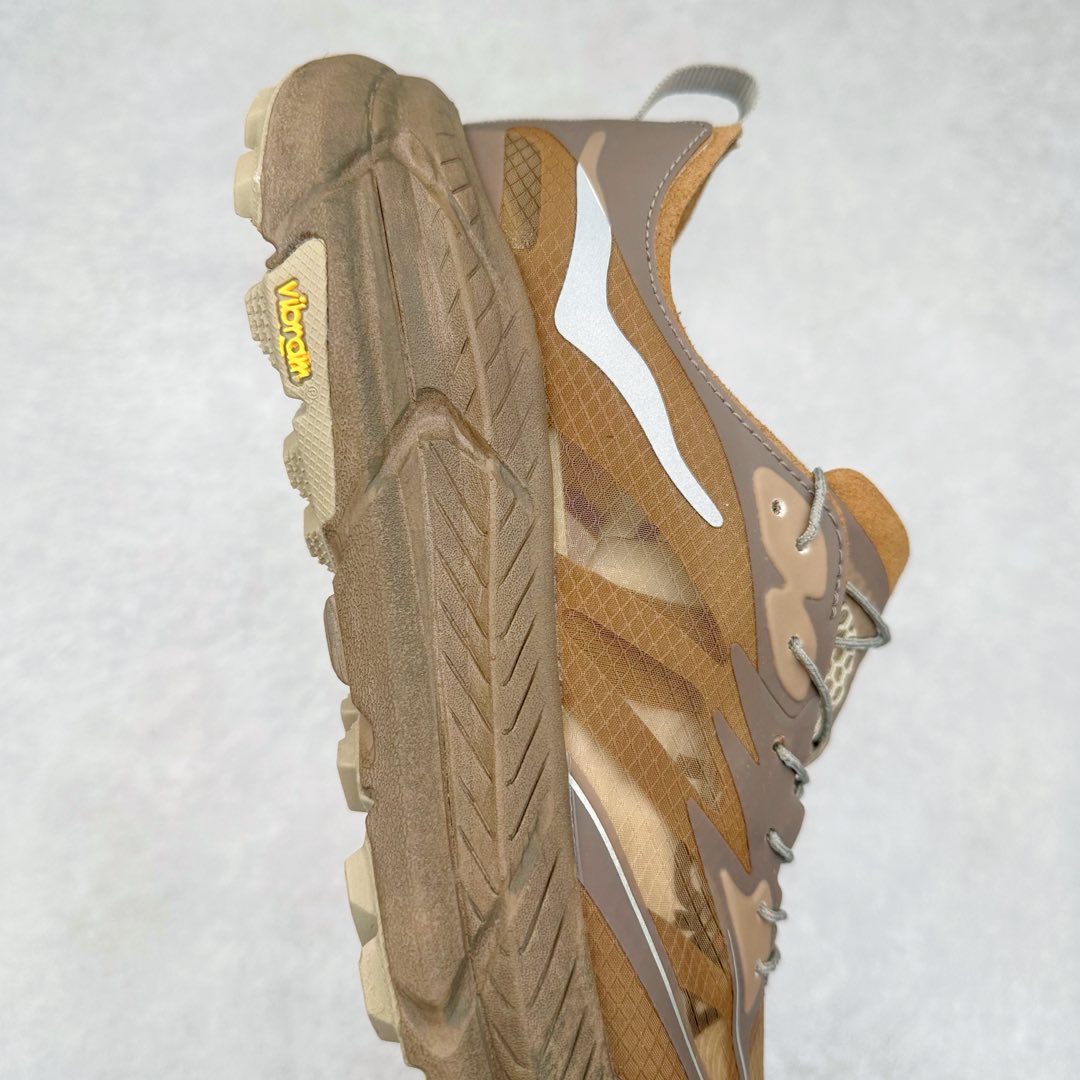 图片[6]-＃纯原 Satisfy x HOKA ONE ONE 百搭简约防滑耐磨低帮跑步鞋 联名配色 球鞋继承了HOKA的经典越野鞋型MAFATE SPEED 4的设计，更在此基础上进行了创新和提升，使得它既适合户外越野跑，又充满了时尚潮流的元素。它的半透明鞋面设计，不仅让鞋身看起来更加轻便，而且提供了良好的透气性。而保护性的防撕裂尼龙面料，则确保了在复杂地形中的耐用性。这样的设计，让人在享受奔跑的同时，也能感受到鞋底带来的舒适。双层ProFly™中底的使用，是这款鞋的另一个亮点。这种中底材质，提供了卓越的缓震性能，无论是在崎岖的山路上，还是在平坦的道路上，都能给跑者带来稳定的支撑。而VIBRAM MEGAGRIP®及LITEBASE®大底的搭载，更是让这款鞋在保持高抓地力的同时，减轻了鞋底的重量，使得每一步跑动都轻盈如飞。尺码：36 36.5 37.5 38 38.5 39 40 40.5 41 42 42.5 43 44 44.5 45 46-选品中心