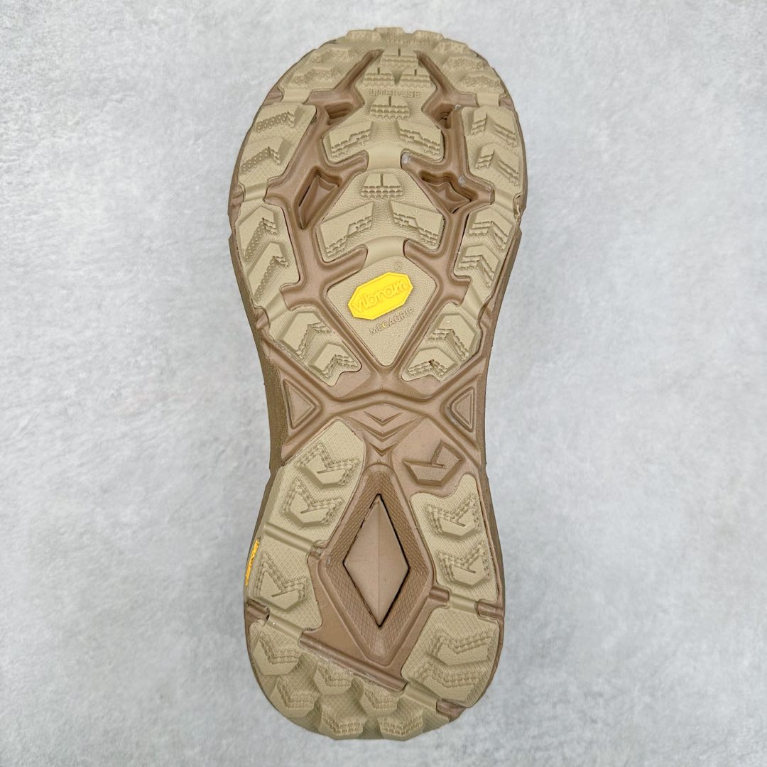 图片[9]-＃纯原 Satisfy x HOKA ONE ONE 百搭简约防滑耐磨低帮跑步鞋 联名配色 球鞋继承了HOKA的经典越野鞋型MAFATE SPEED 4的设计，更在此基础上进行了创新和提升，使得它既适合户外越野跑，又充满了时尚潮流的元素。它的半透明鞋面设计，不仅让鞋身看起来更加轻便，而且提供了良好的透气性。而保护性的防撕裂尼龙面料，则确保了在复杂地形中的耐用性。这样的设计，让人在享受奔跑的同时，也能感受到鞋底带来的舒适。双层ProFly™中底的使用，是这款鞋的另一个亮点。这种中底材质，提供了卓越的缓震性能，无论是在崎岖的山路上，还是在平坦的道路上，都能给跑者带来稳定的支撑。而VIBRAM MEGAGRIP®及LITEBASE®大底的搭载，更是让这款鞋在保持高抓地力的同时，减轻了鞋底的重量，使得每一步跑动都轻盈如飞。尺码：36 36.5 37.5 38 38.5 39 40 40.5 41 42 42.5 43 44 44.5 45 46-选品中心