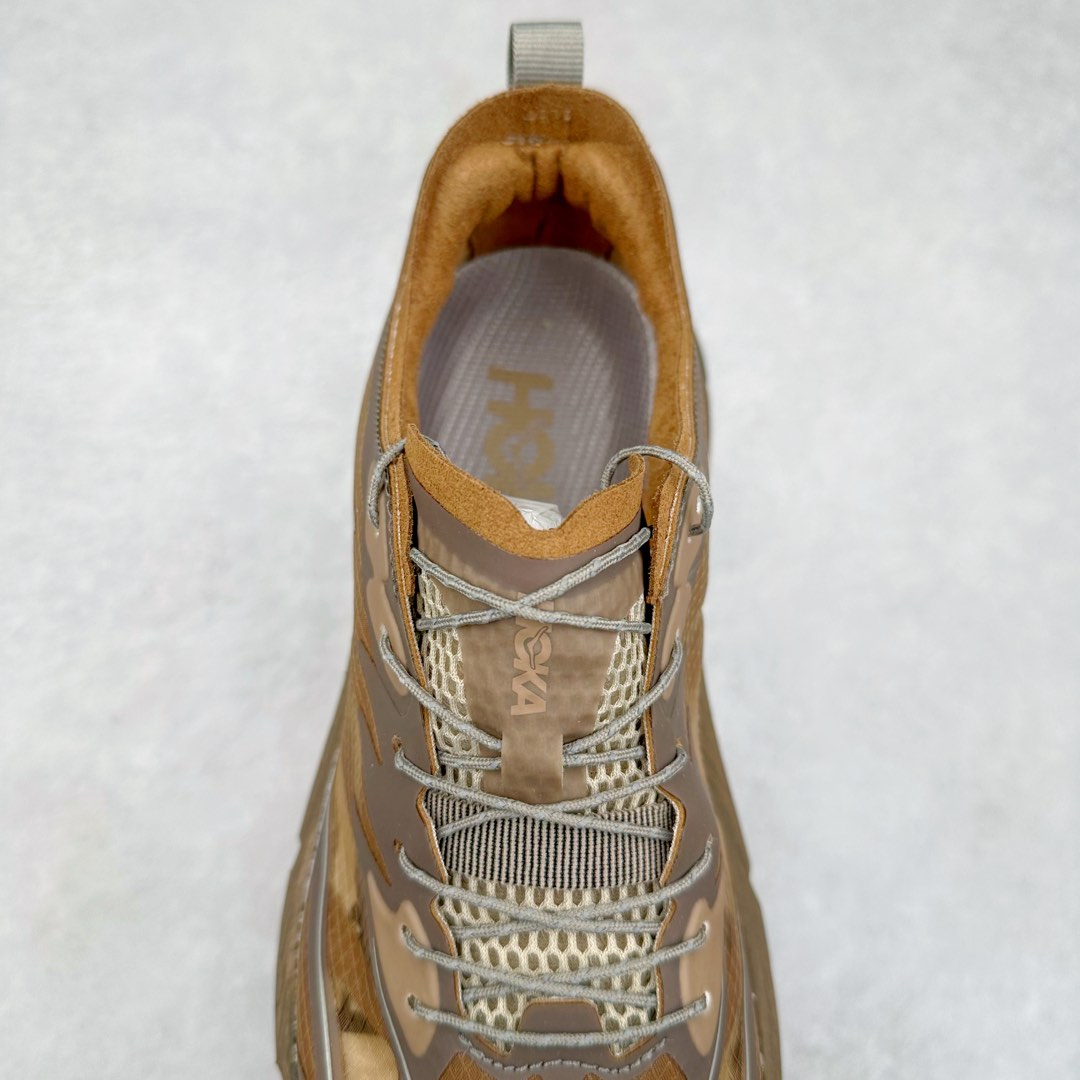 图片[5]-＃纯原 Satisfy x HOKA ONE ONE 百搭简约防滑耐磨低帮跑步鞋 联名配色 球鞋继承了HOKA的经典越野鞋型MAFATE SPEED 4的设计，更在此基础上进行了创新和提升，使得它既适合户外越野跑，又充满了时尚潮流的元素。它的半透明鞋面设计，不仅让鞋身看起来更加轻便，而且提供了良好的透气性。而保护性的防撕裂尼龙面料，则确保了在复杂地形中的耐用性。这样的设计，让人在享受奔跑的同时，也能感受到鞋底带来的舒适。双层ProFly™中底的使用，是这款鞋的另一个亮点。这种中底材质，提供了卓越的缓震性能，无论是在崎岖的山路上，还是在平坦的道路上，都能给跑者带来稳定的支撑。而VIBRAM MEGAGRIP®及LITEBASE®大底的搭载，更是让这款鞋在保持高抓地力的同时，减轻了鞋底的重量，使得每一步跑动都轻盈如飞。尺码：36 36.5 37.5 38 38.5 39 40 40.5 41 42 42.5 43 44 44.5 45 46-选品中心