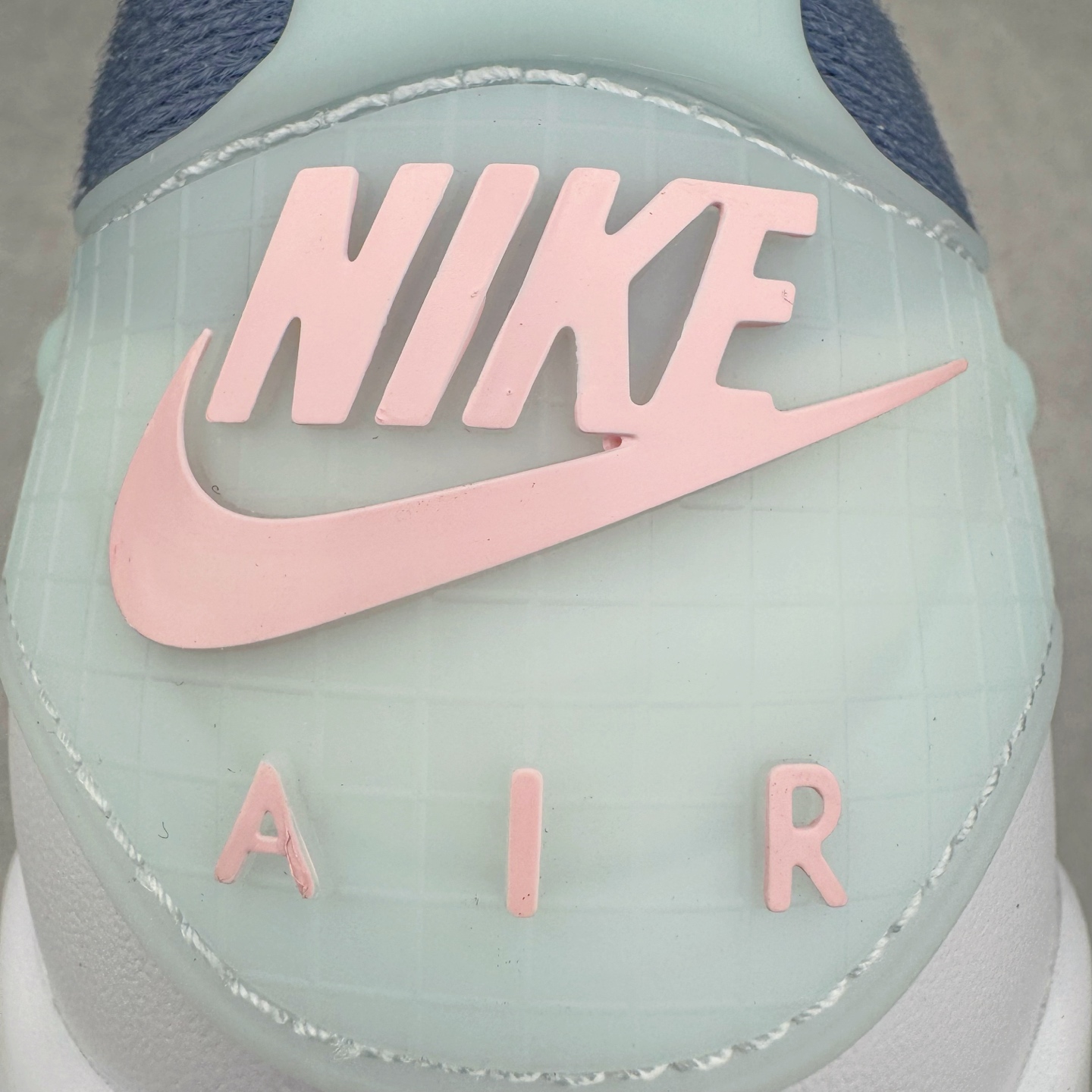 图片[16]-＃KZ纯原 Air Jordan AJ4 RM 重制版低帮复古篮球鞋 灰蓝 FQ7939-101 亲自操刀耗时半年巨作 全套原纸板楦头开发 确保原汁原味 完美呈现版型 一比一鞋头弧度高度鞋身弧度 原厂TPU 正确内里网布 菱角分明不变形无多余毛边 柔软性质感一致于原鞋 原厂织唛标 原厂飞人电绣工艺 尾指中部跳三针 独家绑鞋带手法 印刷中底布 四线拉帮 米色美纹纸贴合固定 进口港宝加持 后跟自然饱满 全鞋荧光划线卡点 追求极致完美 每一双都是工艺品 多重QC质检 超越公司货的品控标准 实实在在的免检产品 采用了低帮的设计 并保留了众多AJ4的经典元素 鞋身以皮革、麂皮材质拼接打造 AJ4经典的TPU材质延伸至后跟 增强鞋款稳定性 而鞋身侧面的网格设计则被取消 尾部的NIKE AIR标志也得到保留 并同时带有飞人logo 中底部分同样搭载了可视AIR气垫 鞋底采用米白色中底和外底呈现 为整个设计收尾 尺码：36 36.5 37.5 38 38.5 39 40 40.5 41 42 42.5 43 44 44.5 45 46 47.5-选品中心