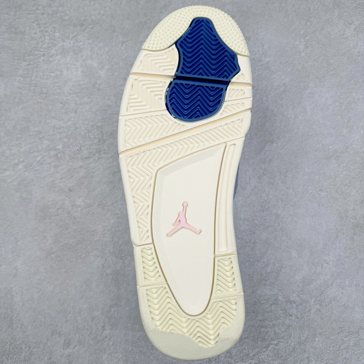 图片[9]-＃KZ纯原 Air Jordan AJ4 RM 重制版低帮复古篮球鞋 灰蓝 FQ7939-101 亲自操刀耗时半年巨作 全套原纸板楦头开发 确保原汁原味 完美呈现版型 一比一鞋头弧度高度鞋身弧度 原厂TPU 正确内里网布 菱角分明不变形无多余毛边 柔软性质感一致于原鞋 原厂织唛标 原厂飞人电绣工艺 尾指中部跳三针 独家绑鞋带手法 印刷中底布 四线拉帮 米色美纹纸贴合固定 进口港宝加持 后跟自然饱满 全鞋荧光划线卡点 追求极致完美 每一双都是工艺品 多重QC质检 超越公司货的品控标准 实实在在的免检产品 采用了低帮的设计 并保留了众多AJ4的经典元素 鞋身以皮革、麂皮材质拼接打造 AJ4经典的TPU材质延伸至后跟 增强鞋款稳定性 而鞋身侧面的网格设计则被取消 尾部的NIKE AIR标志也得到保留 并同时带有飞人logo 中底部分同样搭载了可视AIR气垫 鞋底采用米白色中底和外底呈现 为整个设计收尾 尺码：36 36.5 37.5 38 38.5 39 40 40.5 41 42 42.5 43 44 44.5 45 46 47.5-选品中心