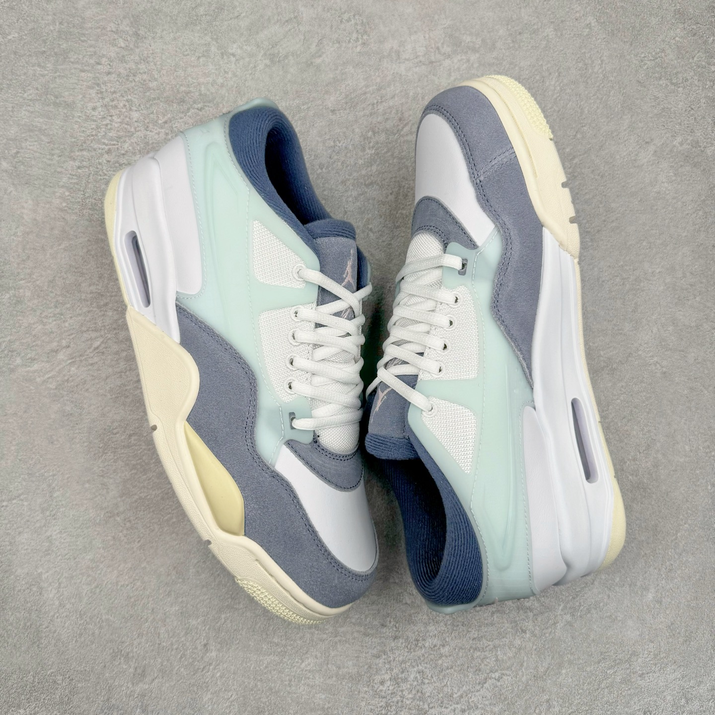 图片[3]-＃KZ纯原 Air Jordan AJ4 RM 重制版低帮复古篮球鞋 灰蓝 FQ7939-101 亲自操刀耗时半年巨作 全套原纸板楦头开发 确保原汁原味 完美呈现版型 一比一鞋头弧度高度鞋身弧度 原厂TPU 正确内里网布 菱角分明不变形无多余毛边 柔软性质感一致于原鞋 原厂织唛标 原厂飞人电绣工艺 尾指中部跳三针 独家绑鞋带手法 印刷中底布 四线拉帮 米色美纹纸贴合固定 进口港宝加持 后跟自然饱满 全鞋荧光划线卡点 追求极致完美 每一双都是工艺品 多重QC质检 超越公司货的品控标准 实实在在的免检产品 采用了低帮的设计 并保留了众多AJ4的经典元素 鞋身以皮革、麂皮材质拼接打造 AJ4经典的TPU材质延伸至后跟 增强鞋款稳定性 而鞋身侧面的网格设计则被取消 尾部的NIKE AIR标志也得到保留 并同时带有飞人logo 中底部分同样搭载了可视AIR气垫 鞋底采用米白色中底和外底呈现 为整个设计收尾 尺码：36 36.5 37.5 38 38.5 39 40 40.5 41 42 42.5 43 44 44.5 45 46 47.5-选品中心