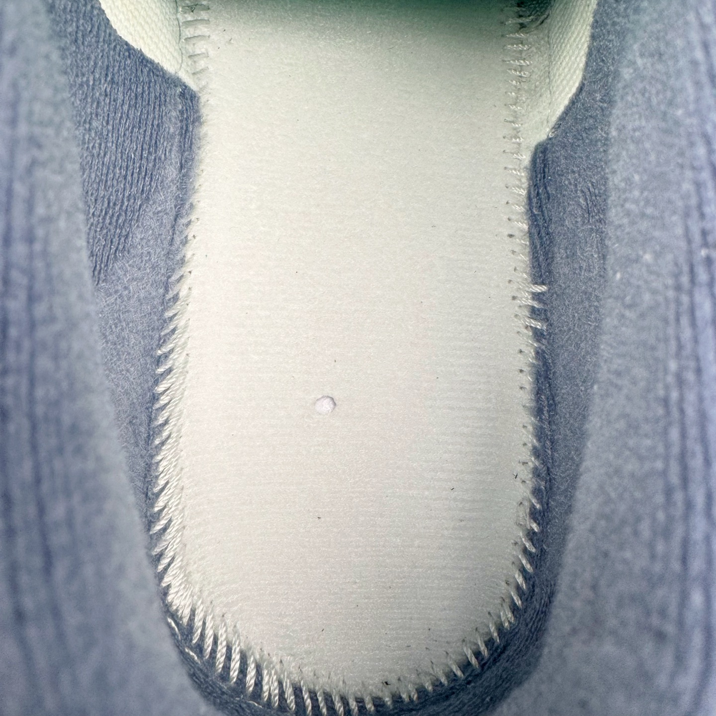 图片[10]-＃KZ纯原 Air Jordan AJ4 RM 重制版低帮复古篮球鞋 灰蓝 FQ7939-101 亲自操刀耗时半年巨作 全套原纸板楦头开发 确保原汁原味 完美呈现版型 一比一鞋头弧度高度鞋身弧度 原厂TPU 正确内里网布 菱角分明不变形无多余毛边 柔软性质感一致于原鞋 原厂织唛标 原厂飞人电绣工艺 尾指中部跳三针 独家绑鞋带手法 印刷中底布 四线拉帮 米色美纹纸贴合固定 进口港宝加持 后跟自然饱满 全鞋荧光划线卡点 追求极致完美 每一双都是工艺品 多重QC质检 超越公司货的品控标准 实实在在的免检产品 采用了低帮的设计 并保留了众多AJ4的经典元素 鞋身以皮革、麂皮材质拼接打造 AJ4经典的TPU材质延伸至后跟 增强鞋款稳定性 而鞋身侧面的网格设计则被取消 尾部的NIKE AIR标志也得到保留 并同时带有飞人logo 中底部分同样搭载了可视AIR气垫 鞋底采用米白色中底和外底呈现 为整个设计收尾 尺码：36 36.5 37.5 38 38.5 39 40 40.5 41 42 42.5 43 44 44.5 45 46 47.5-选品中心