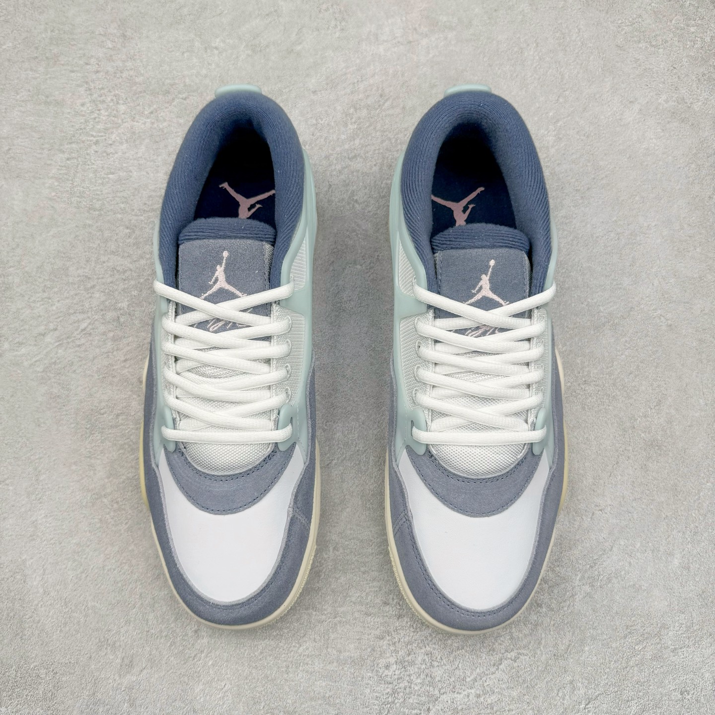 图片[2]-＃KZ纯原 Air Jordan AJ4 RM 重制版低帮复古篮球鞋 灰蓝 FQ7939-101 亲自操刀耗时半年巨作 全套原纸板楦头开发 确保原汁原味 完美呈现版型 一比一鞋头弧度高度鞋身弧度 原厂TPU 正确内里网布 菱角分明不变形无多余毛边 柔软性质感一致于原鞋 原厂织唛标 原厂飞人电绣工艺 尾指中部跳三针 独家绑鞋带手法 印刷中底布 四线拉帮 米色美纹纸贴合固定 进口港宝加持 后跟自然饱满 全鞋荧光划线卡点 追求极致完美 每一双都是工艺品 多重QC质检 超越公司货的品控标准 实实在在的免检产品 采用了低帮的设计 并保留了众多AJ4的经典元素 鞋身以皮革、麂皮材质拼接打造 AJ4经典的TPU材质延伸至后跟 增强鞋款稳定性 而鞋身侧面的网格设计则被取消 尾部的NIKE AIR标志也得到保留 并同时带有飞人logo 中底部分同样搭载了可视AIR气垫 鞋底采用米白色中底和外底呈现 为整个设计收尾 尺码：36 36.5 37.5 38 38.5 39 40 40.5 41 42 42.5 43 44 44.5 45 46 47.5-选品中心