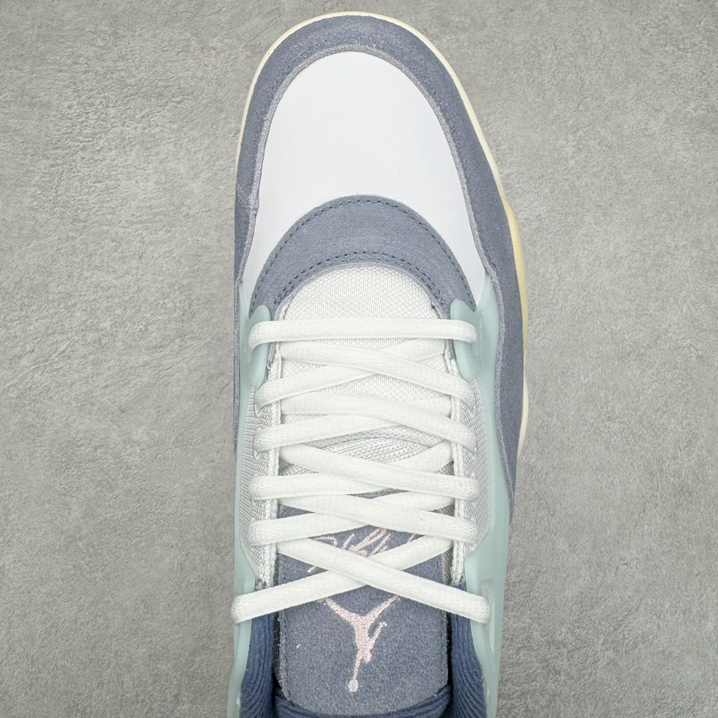 图片[4]-＃KZ纯原 Air Jordan AJ4 RM 重制版低帮复古篮球鞋 灰蓝 FQ7939-101 亲自操刀耗时半年巨作 全套原纸板楦头开发 确保原汁原味 完美呈现版型 一比一鞋头弧度高度鞋身弧度 原厂TPU 正确内里网布 菱角分明不变形无多余毛边 柔软性质感一致于原鞋 原厂织唛标 原厂飞人电绣工艺 尾指中部跳三针 独家绑鞋带手法 印刷中底布 四线拉帮 米色美纹纸贴合固定 进口港宝加持 后跟自然饱满 全鞋荧光划线卡点 追求极致完美 每一双都是工艺品 多重QC质检 超越公司货的品控标准 实实在在的免检产品 采用了低帮的设计 并保留了众多AJ4的经典元素 鞋身以皮革、麂皮材质拼接打造 AJ4经典的TPU材质延伸至后跟 增强鞋款稳定性 而鞋身侧面的网格设计则被取消 尾部的NIKE AIR标志也得到保留 并同时带有飞人logo 中底部分同样搭载了可视AIR气垫 鞋底采用米白色中底和外底呈现 为整个设计收尾 尺码：36 36.5 37.5 38 38.5 39 40 40.5 41 42 42.5 43 44 44.5 45 46 47.5-选品中心