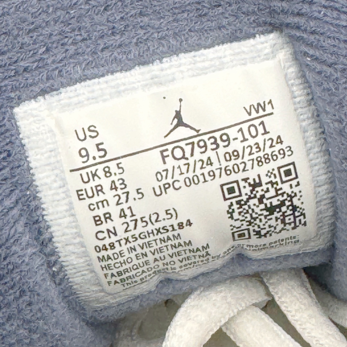 图片[12]-＃KZ纯原 Air Jordan AJ4 RM 重制版低帮复古篮球鞋 灰蓝 FQ7939-101 亲自操刀耗时半年巨作 全套原纸板楦头开发 确保原汁原味 完美呈现版型 一比一鞋头弧度高度鞋身弧度 原厂TPU 正确内里网布 菱角分明不变形无多余毛边 柔软性质感一致于原鞋 原厂织唛标 原厂飞人电绣工艺 尾指中部跳三针 独家绑鞋带手法 印刷中底布 四线拉帮 米色美纹纸贴合固定 进口港宝加持 后跟自然饱满 全鞋荧光划线卡点 追求极致完美 每一双都是工艺品 多重QC质检 超越公司货的品控标准 实实在在的免检产品 采用了低帮的设计 并保留了众多AJ4的经典元素 鞋身以皮革、麂皮材质拼接打造 AJ4经典的TPU材质延伸至后跟 增强鞋款稳定性 而鞋身侧面的网格设计则被取消 尾部的NIKE AIR标志也得到保留 并同时带有飞人logo 中底部分同样搭载了可视AIR气垫 鞋底采用米白色中底和外底呈现 为整个设计收尾 尺码：36 36.5 37.5 38 38.5 39 40 40.5 41 42 42.5 43 44 44.5 45 46 47.5-选品中心